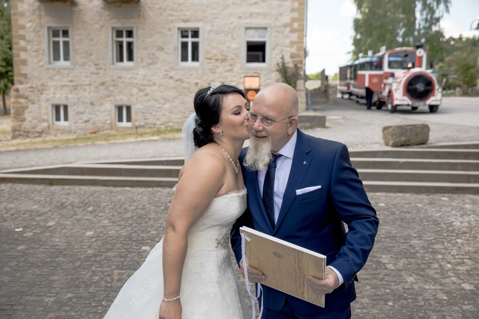 Ein vertrauter Moment vor der Trauung – Hochzeit von Dana und Matthias in Volkenroda und Mühlhausen