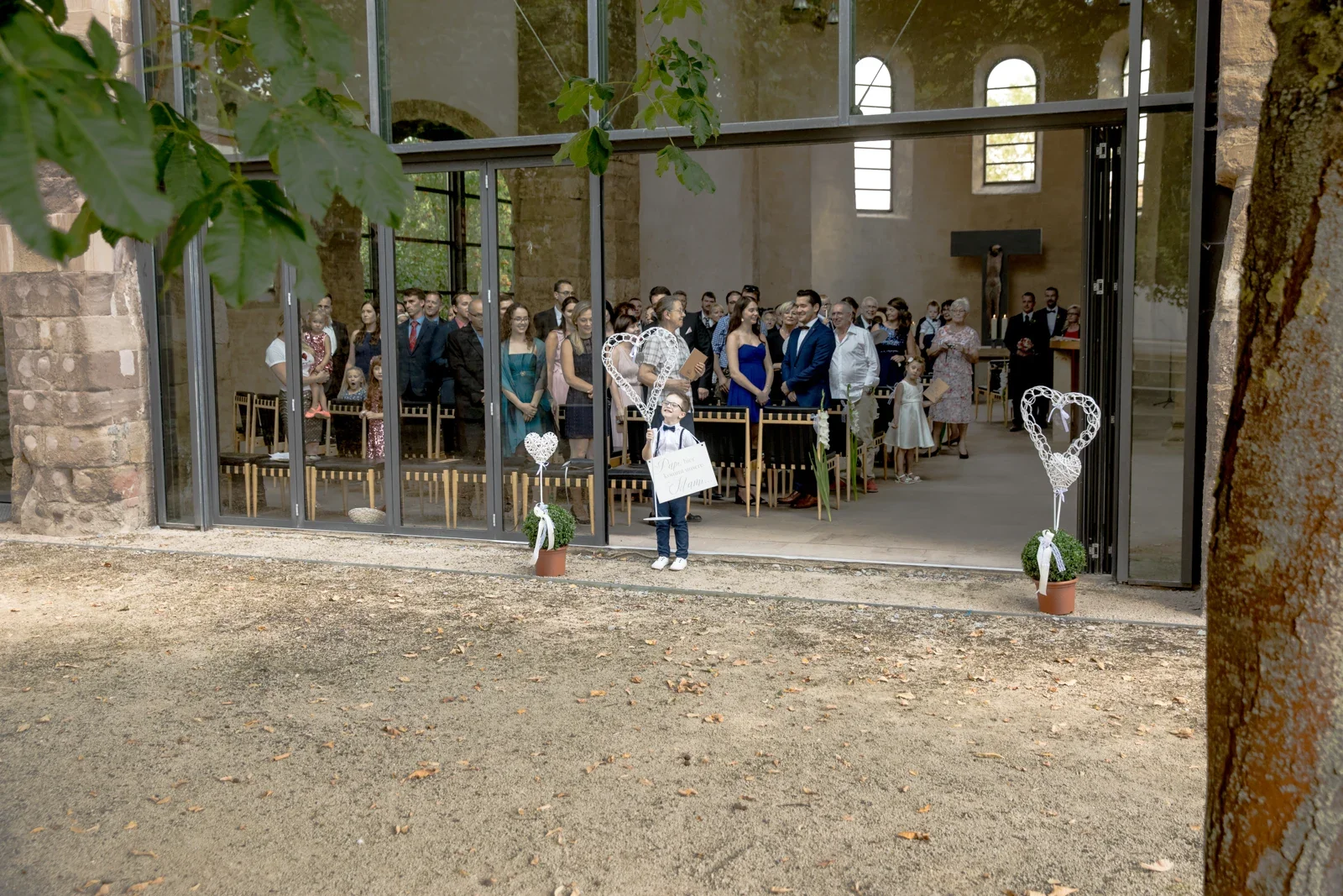 Die Gäste warten in der Klosterkirche – Hochzeit von Dana und Matthias in Volkenroda und Mühlhausen