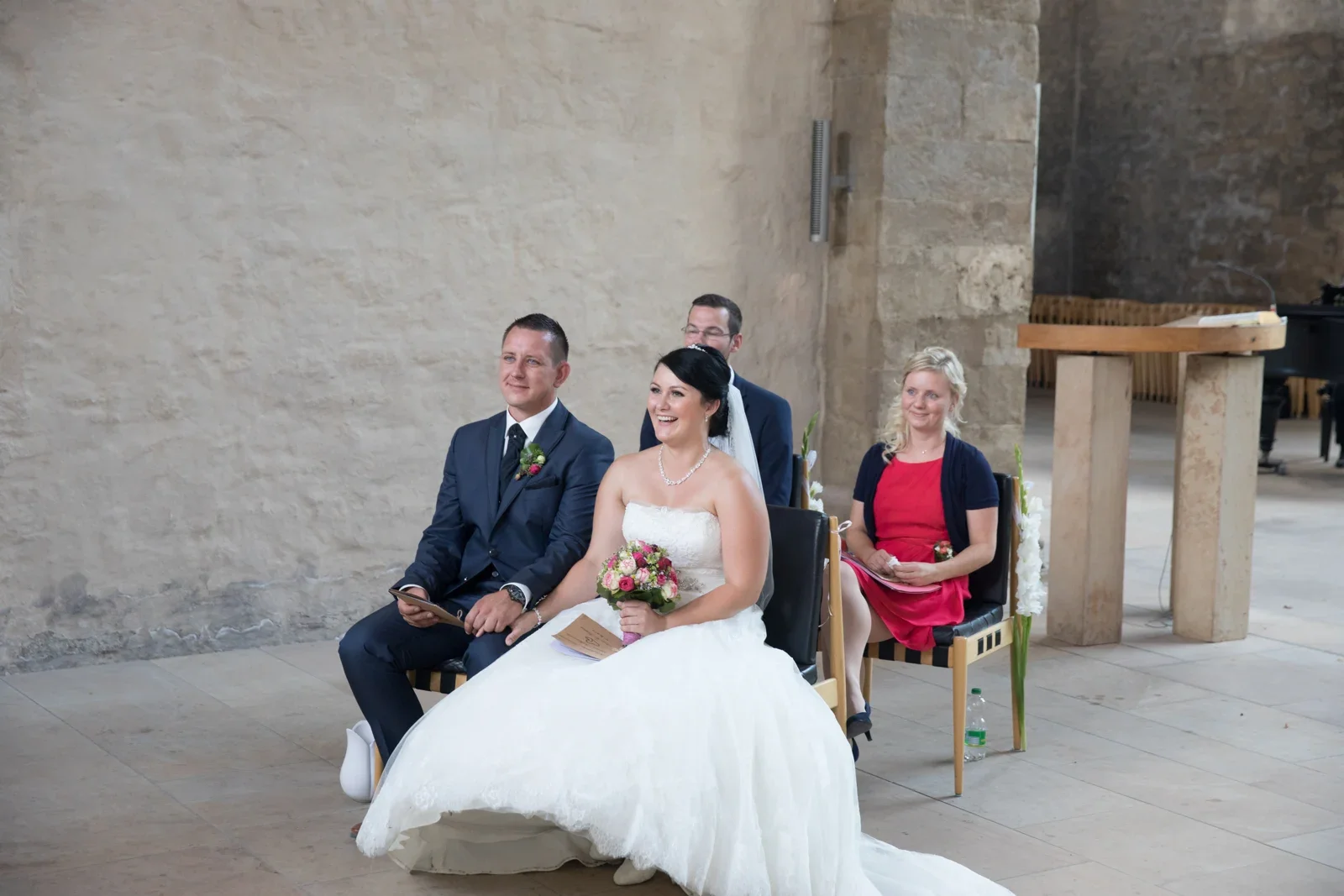 Dana und Matthias nehmen vor dem Altar Platz – Hochzeit von Dana und Matthias in Volkenroda und Mühlhausen