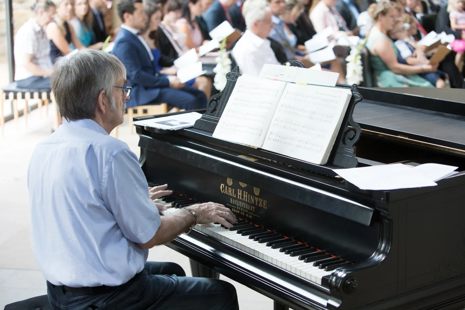 Klaviermusik begleitet den Gottesdienst – Hochzeit von Dana und Matthias in Volkenroda und Mühlhausen