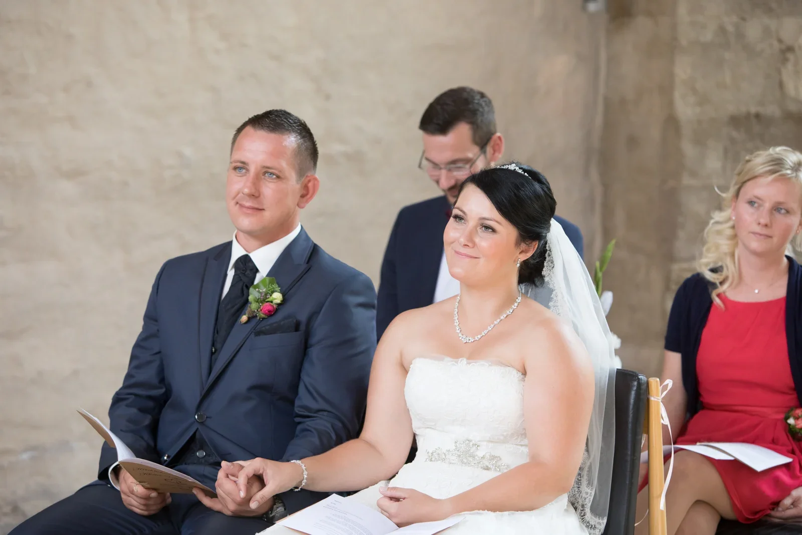 Hand in Hand während der Zeremonie – Hochzeit von Dana und Matthias in Volkenroda und Mühlhausen