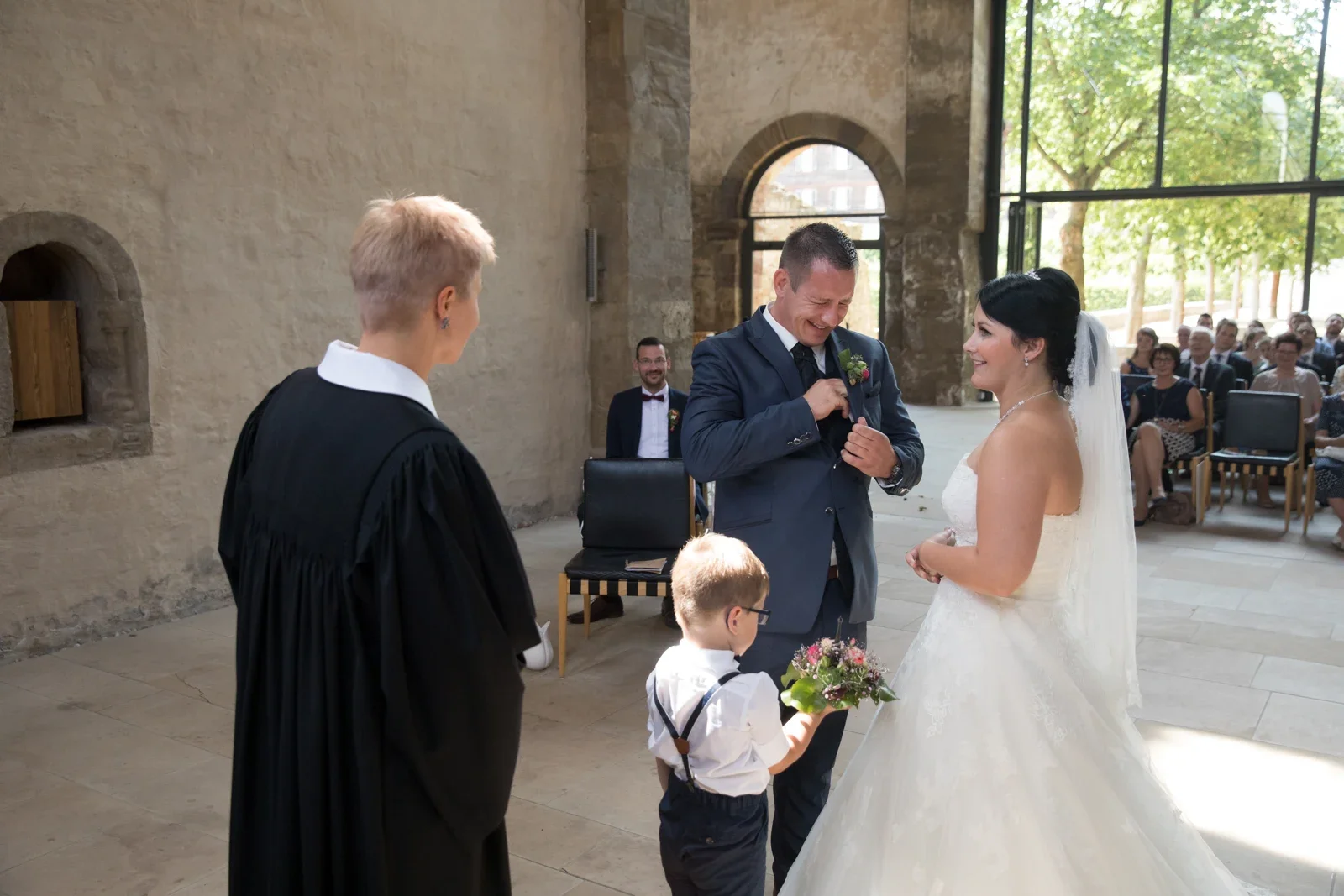 Matthias liest persönliche Worte vor – Hochzeit von Dana und Matthias in Volkenroda und Mühlhausen