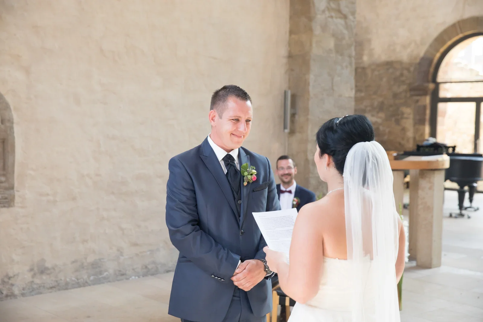 Dana und Matthias halten sich an den Händen – Hochzeit von Dana und Matthias in Volkenroda und Mühlhausen