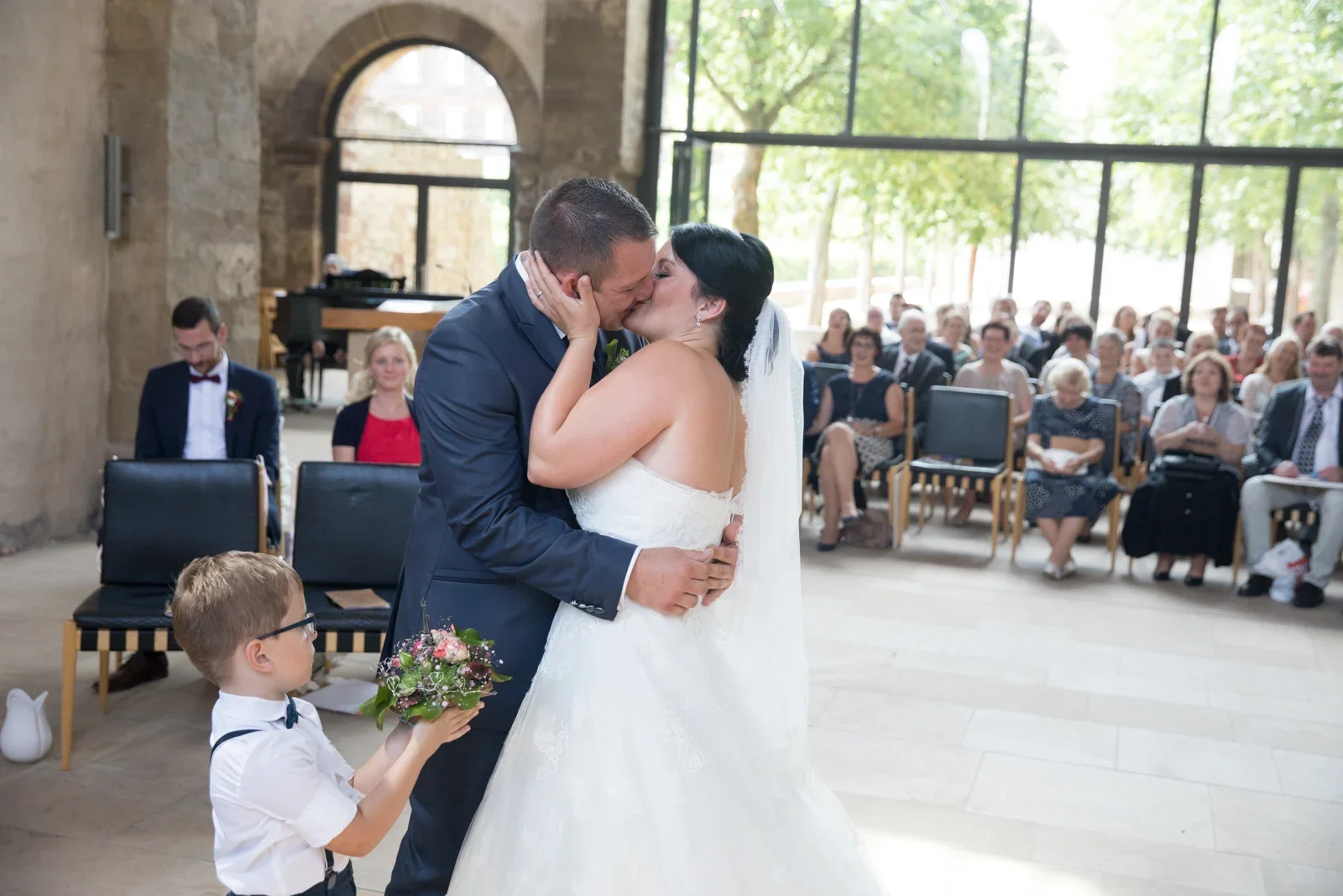 Ein Kuss während der kirchlichen Trauung – Hochzeit von Dana und Matthias in Volkenroda und Mühlhausen