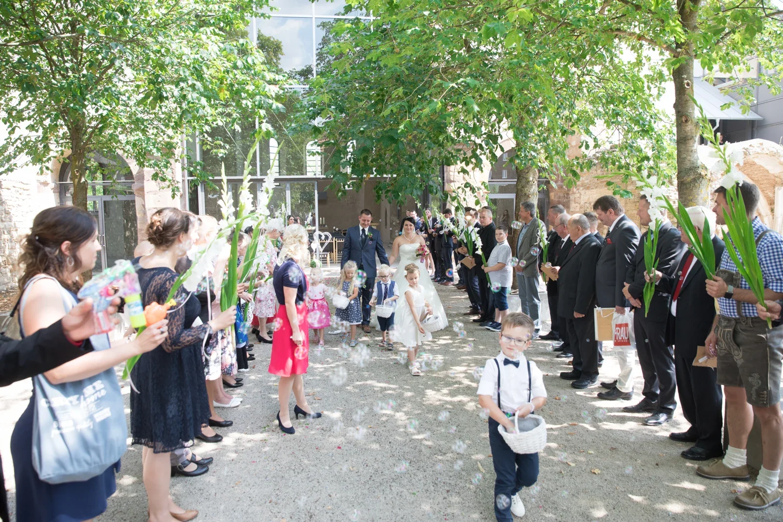 Fröhlicher Empfang nach der Trauung – Hochzeit von Dana und Matthias in Volkenroda und Mühlhausen