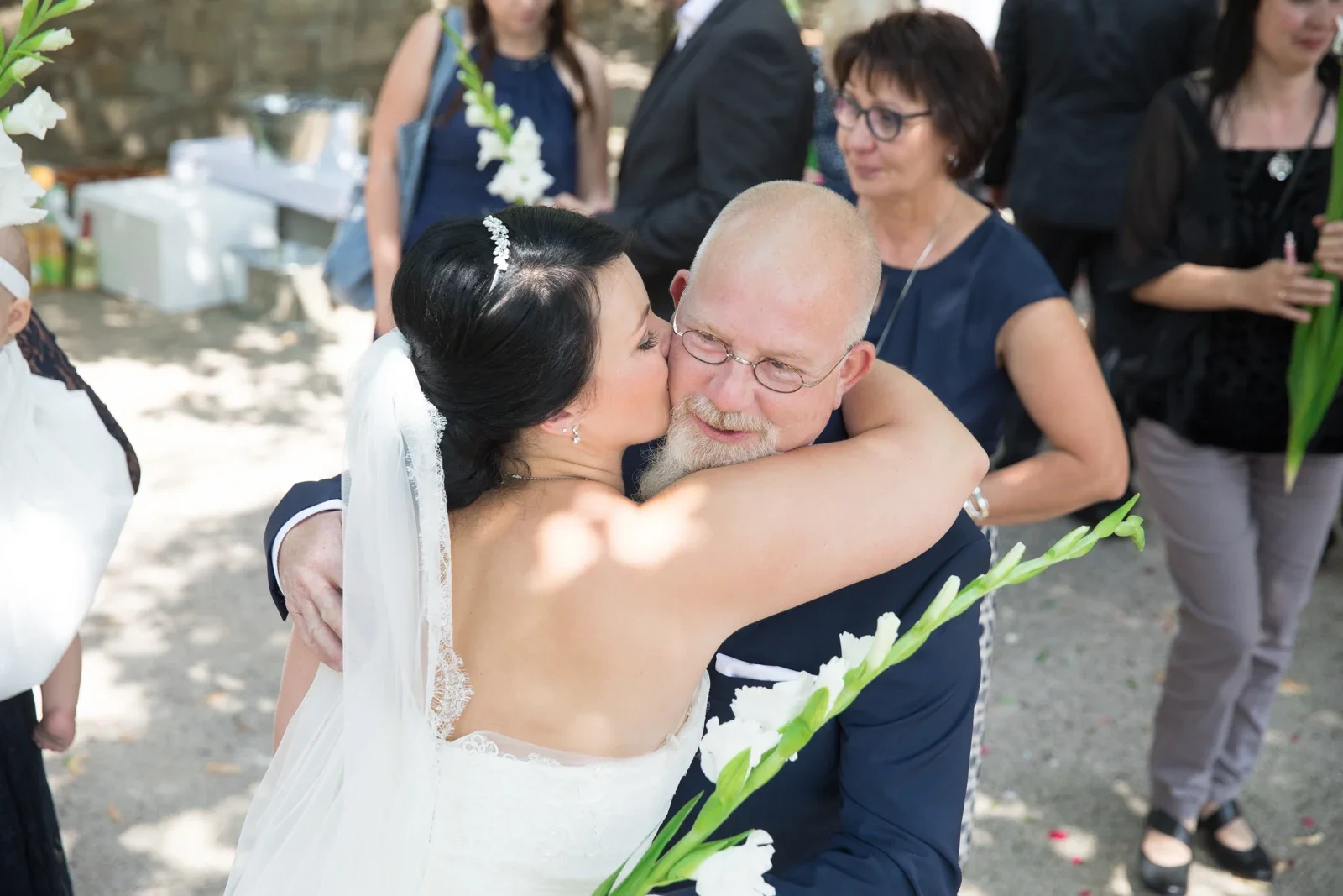 Eine herzliche Umarmung für Dana – Hochzeit von Dana und Matthias in Volkenroda und Mühlhausen
