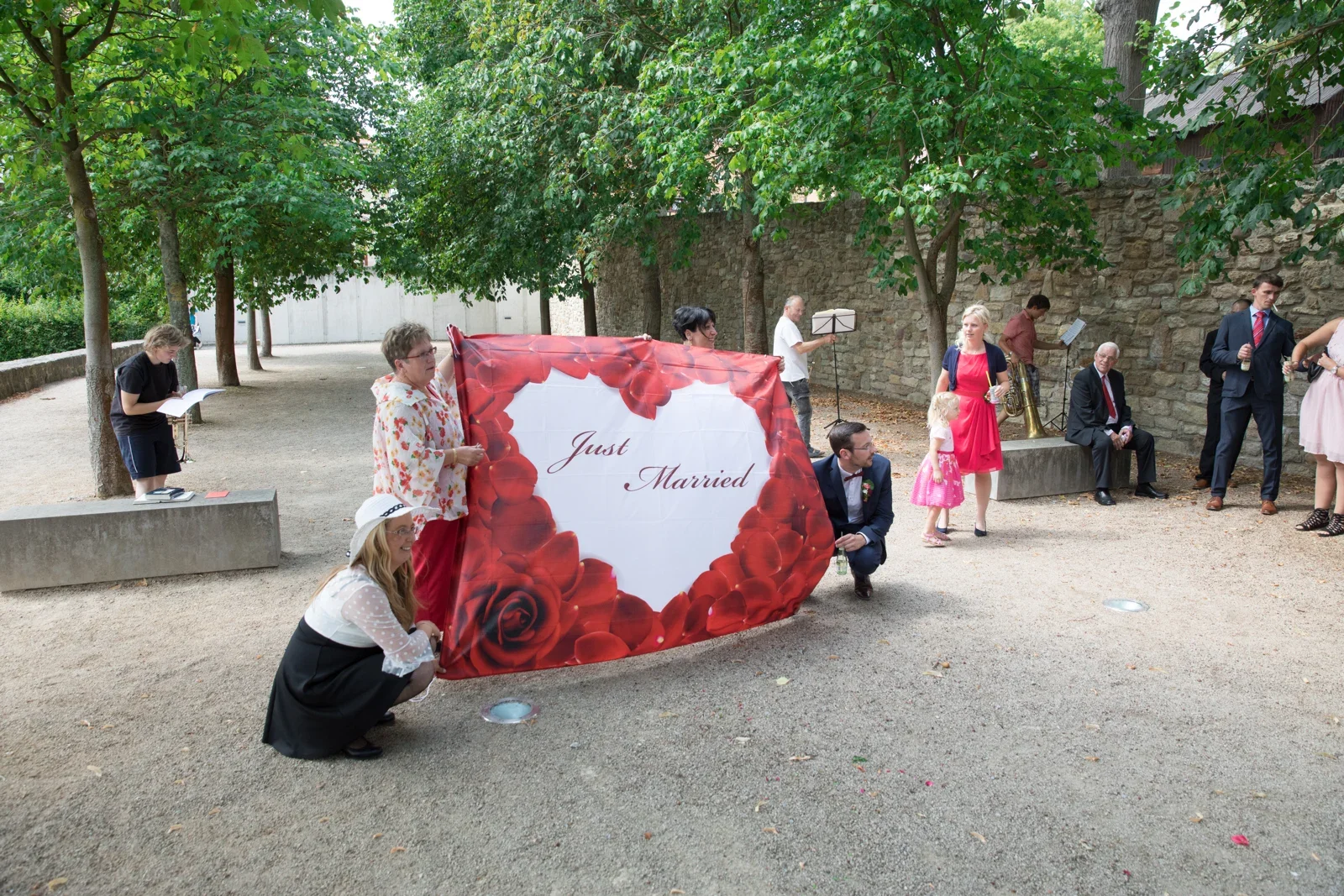 Das Herz im Laken wartet auf das Brautpaar – Hochzeit von Dana und Matthias in Volkenroda und Mühlhausen