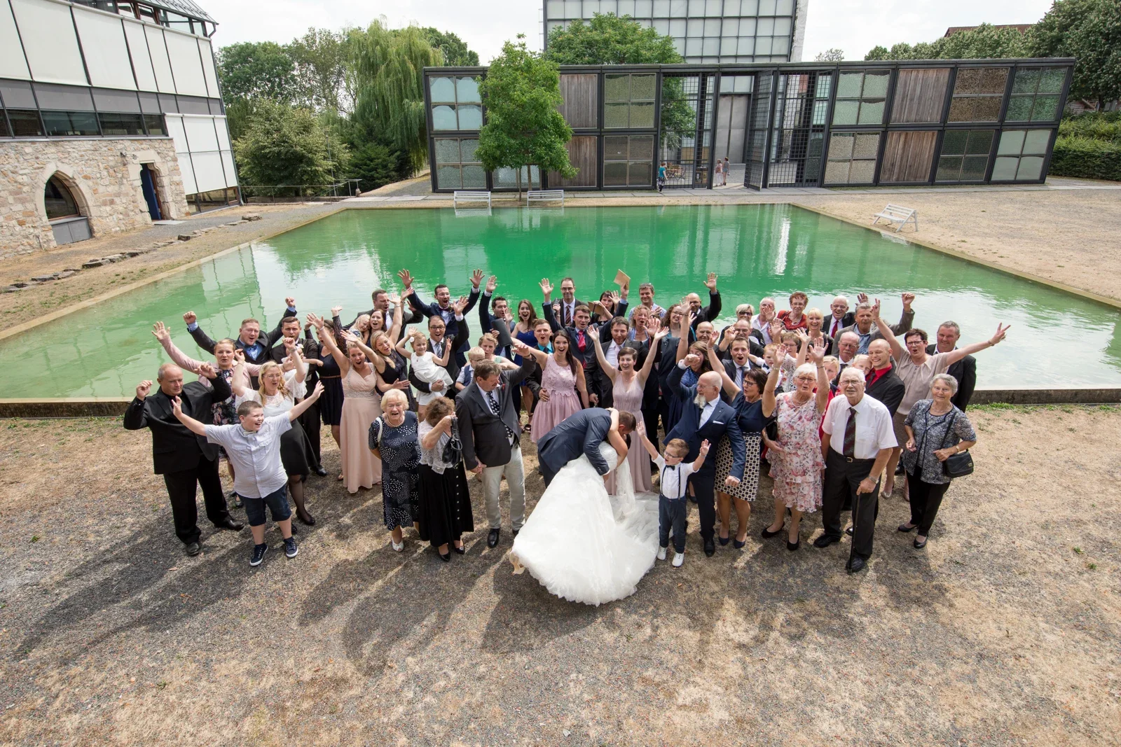 Die Hochzeitsgesellschaft auf dem Klostergelände – Hochzeit von Dana und Matthias in Volkenroda und Mühlhausen