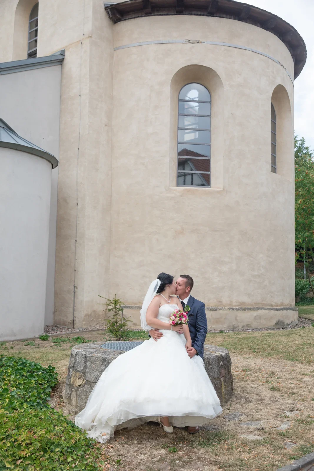 Nah beieinander an der Klosterkirche – Hochzeit von Dana und Matthias in Volkenroda und Mühlhausen