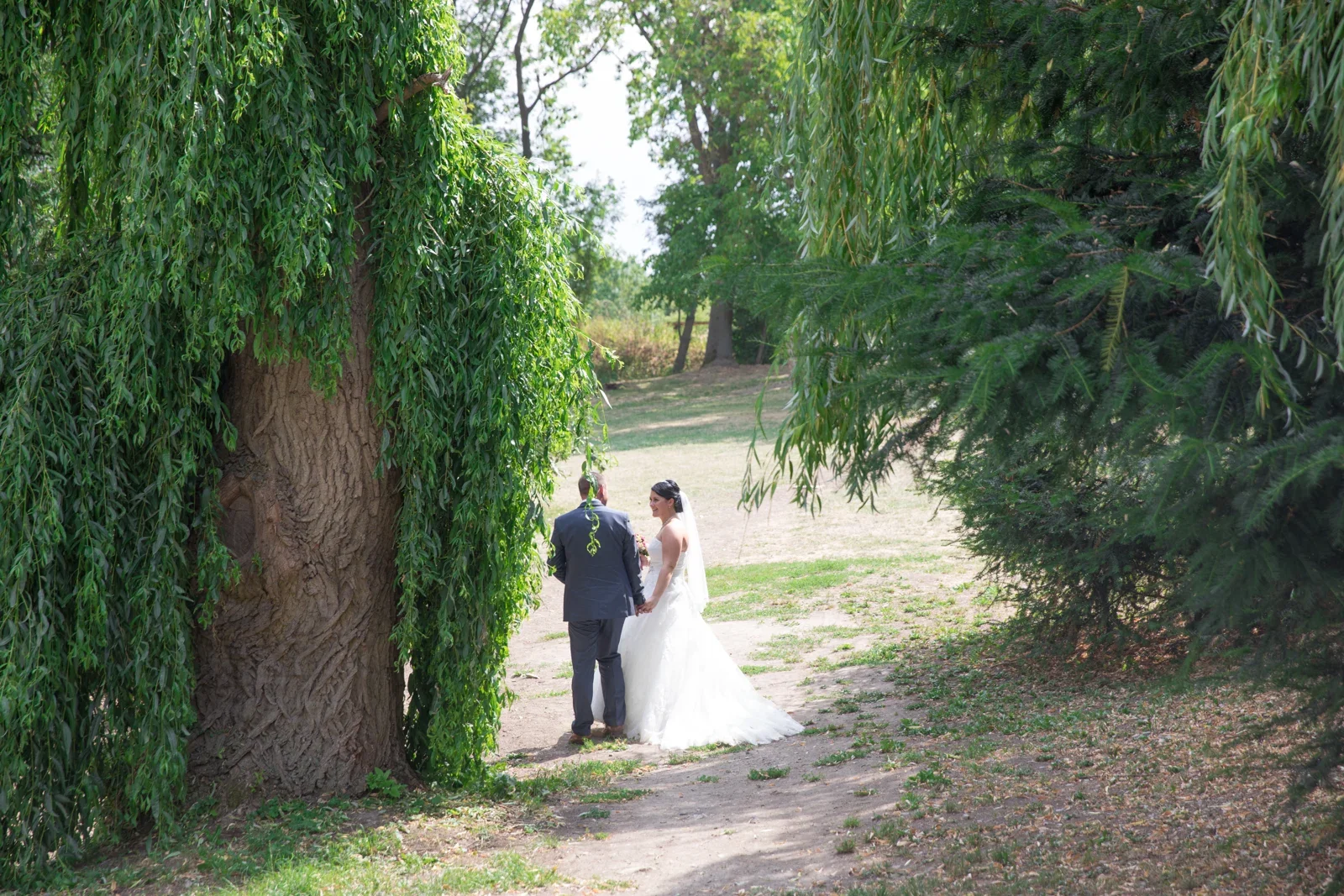 Hand in Hand auf dem grünen Weg – Hochzeit von Dana und Matthias in Volkenroda und Mühlhausen