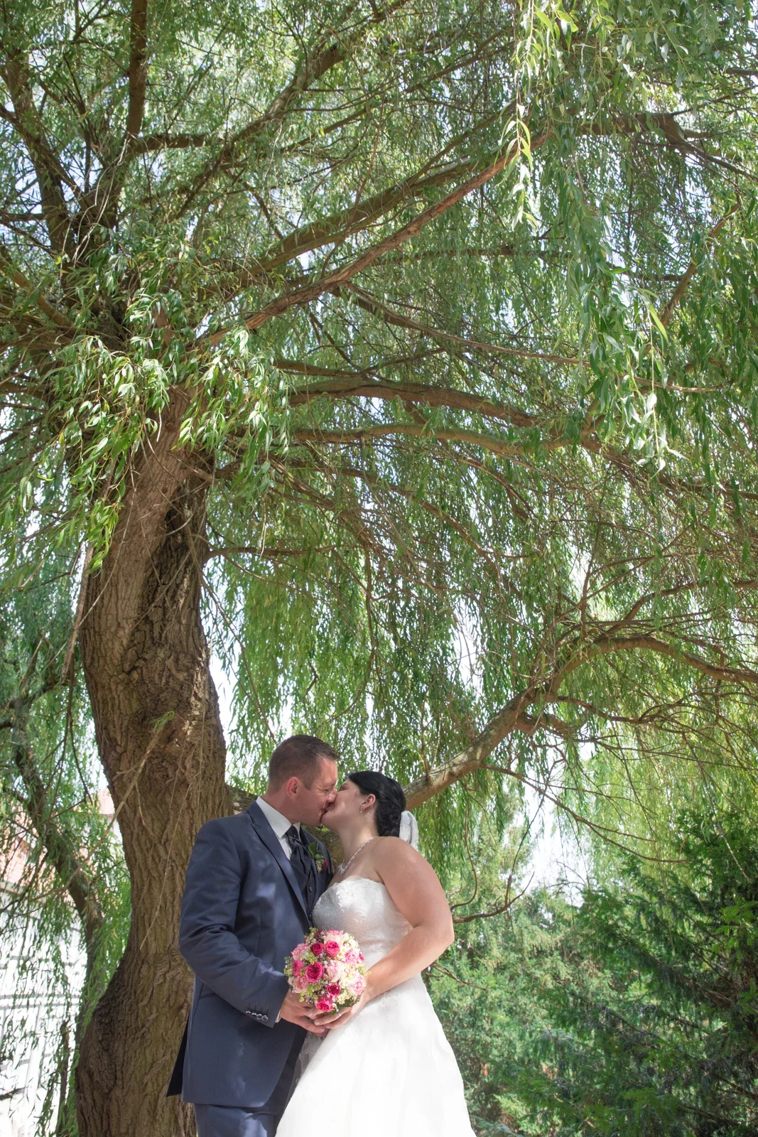 Ein Kuss unter den Zweigen – Hochzeit von Dana und Matthias in Volkenroda und Mühlhausen