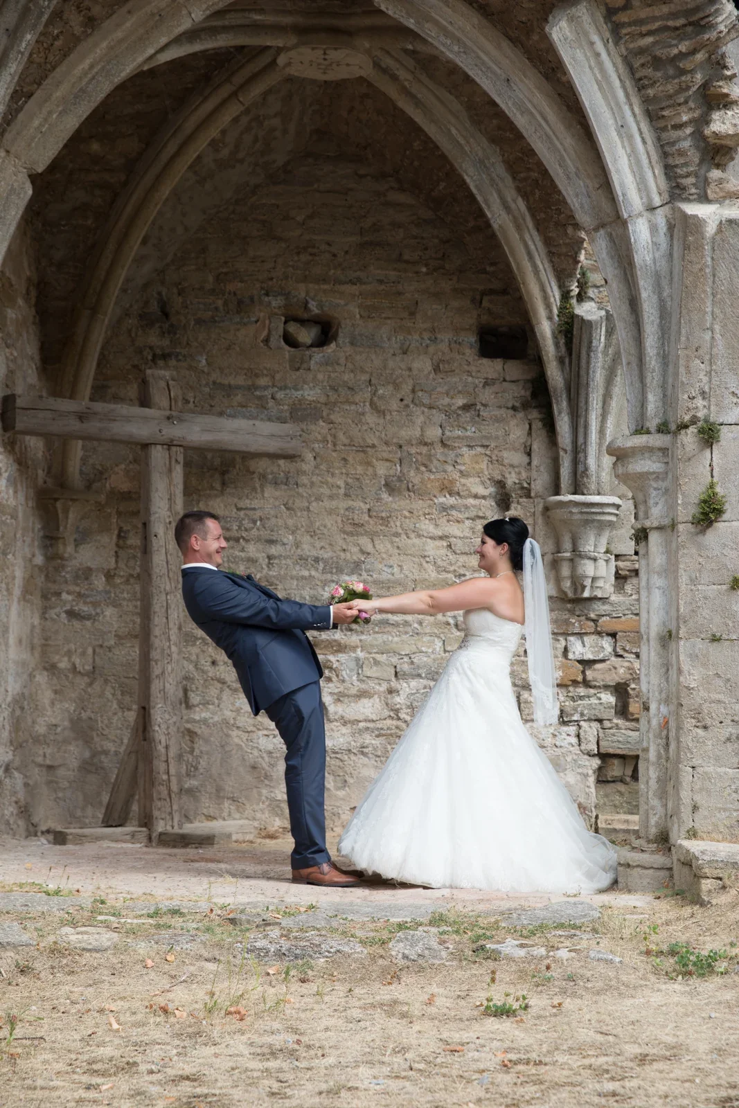 Eine spielerische Pose im alten Gewölbe – Hochzeit von Dana und Matthias in Volkenroda und Mühlhausen