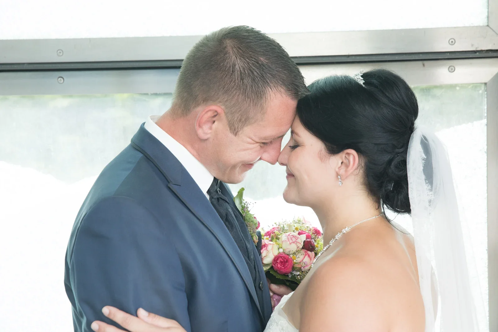 Stirn an Stirn beim Paarshooting – Hochzeit von Dana und Matthias in Volkenroda und Mühlhausen