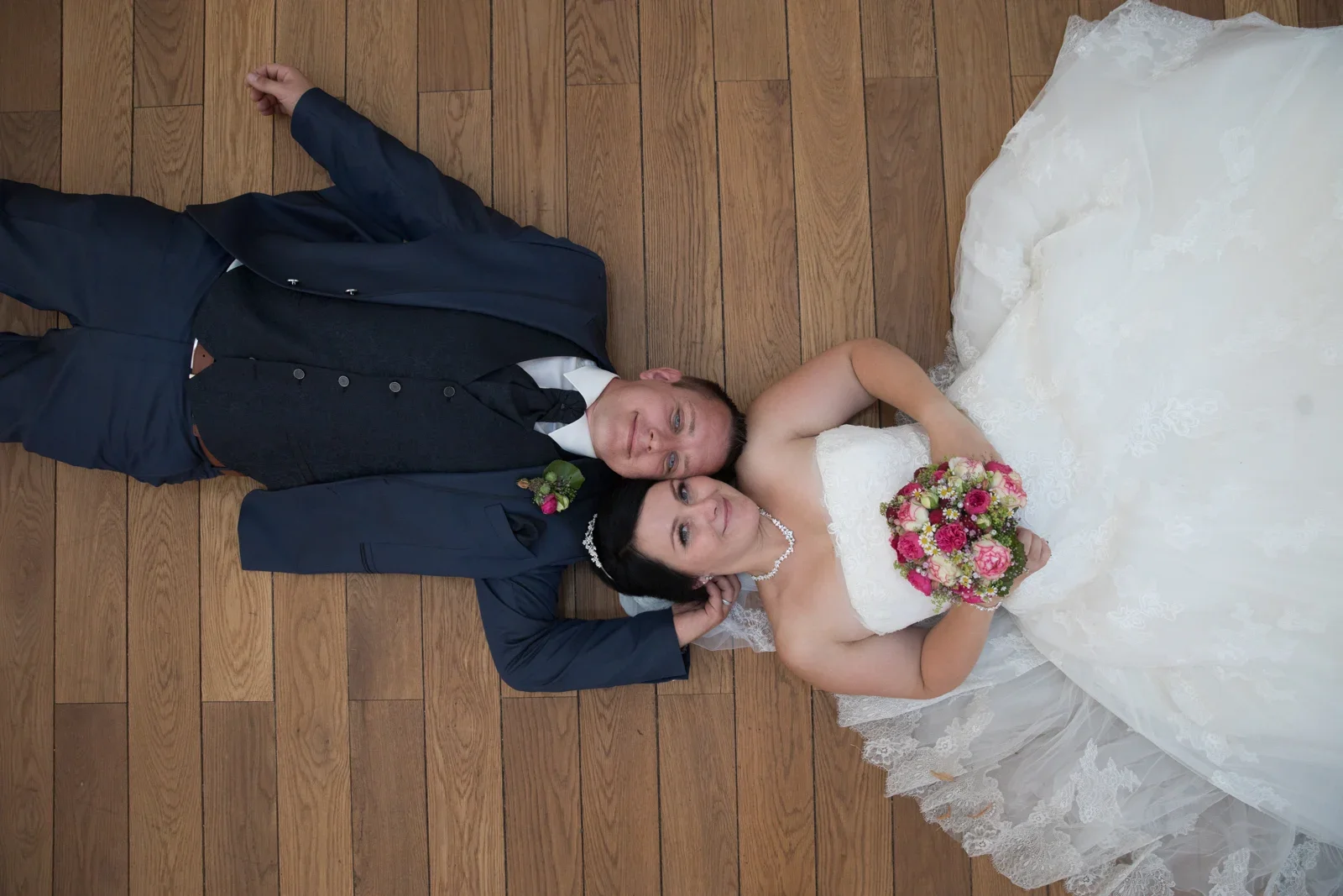 Kopf an Kopf auf den Holzdielen – Hochzeit von Dana und Matthias in Volkenroda und Mühlhausen