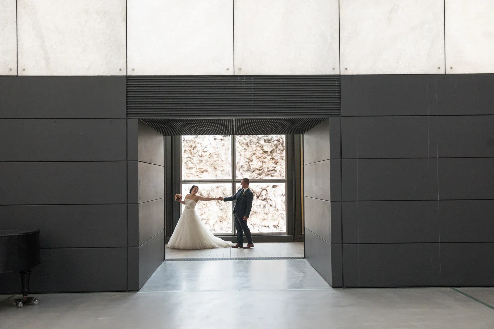 Hand in Hand im Licht des Durchgangs – Hochzeit von Dana und Matthias in Volkenroda und Mühlhausen