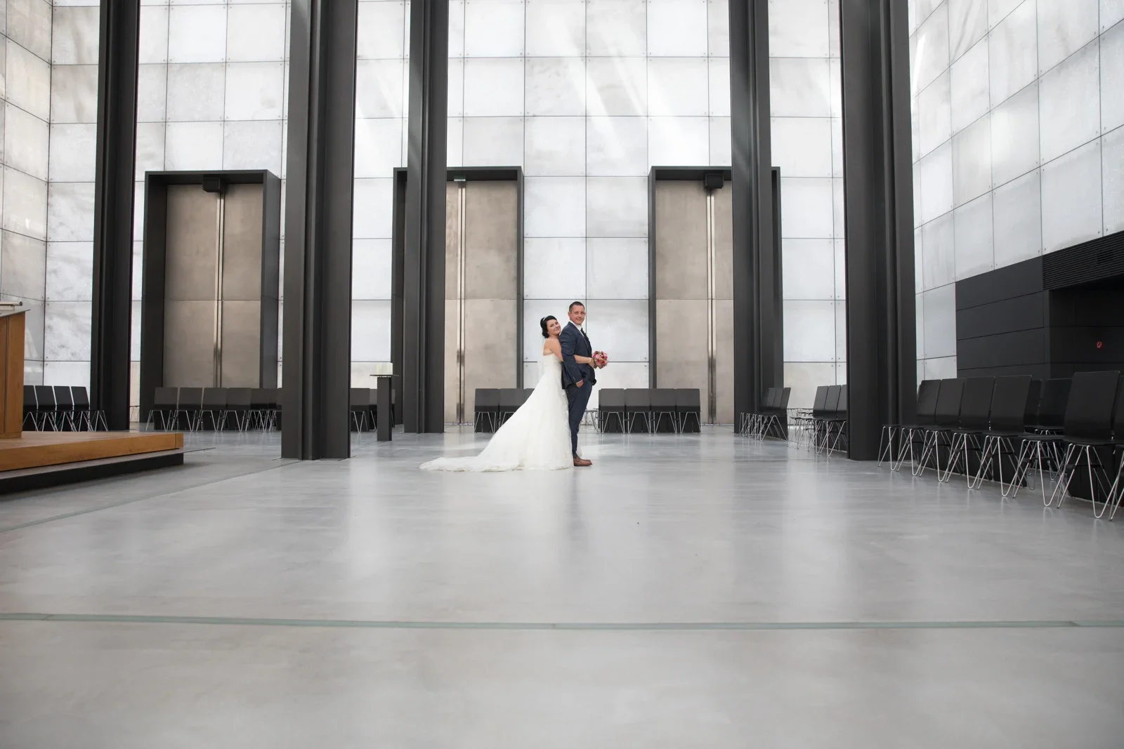 Dana und Matthias in der modernen Architektur des Klosters – Hochzeit von Dana und Matthias in Volkenroda und Mühlhausen