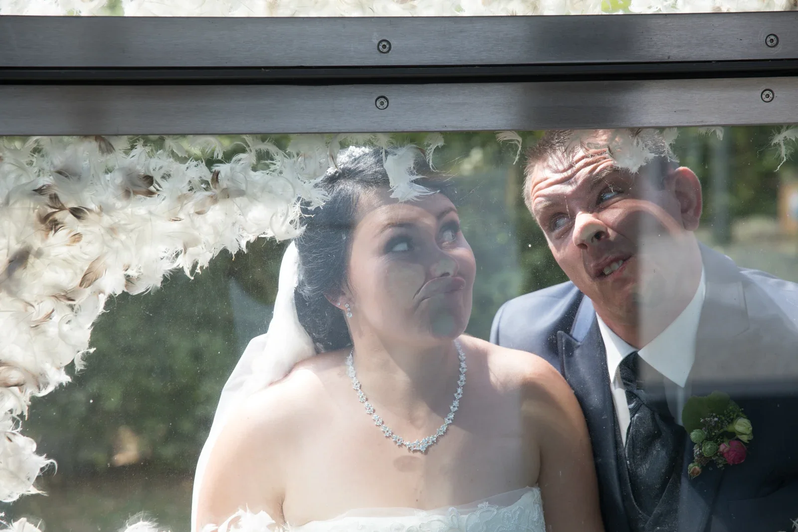 Ein verspielter Blick durch die Fensteröffnung – Hochzeit von Dana und Matthias in Volkenroda und Mühlhausen