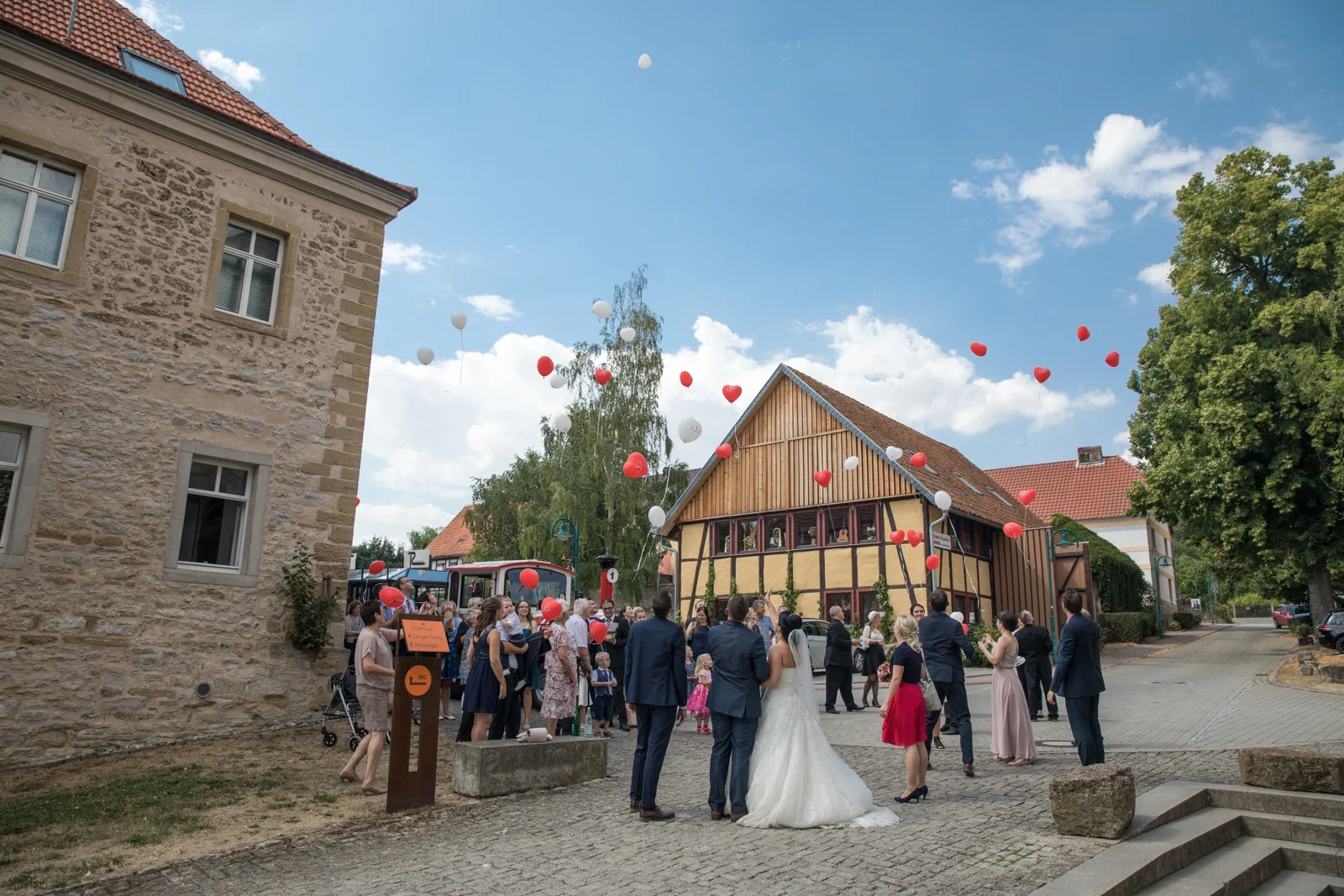 Die Luftballons steigen über dem Klostergelände auf – Hochzeit von Dana und Matthias in Volkenroda und Mühlhausen