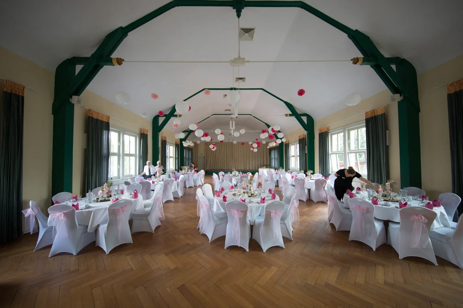Der vorbereitete Festsaal im Puschkinhaus – Hochzeit von Dana und Matthias in Volkenroda und Mühlhausen