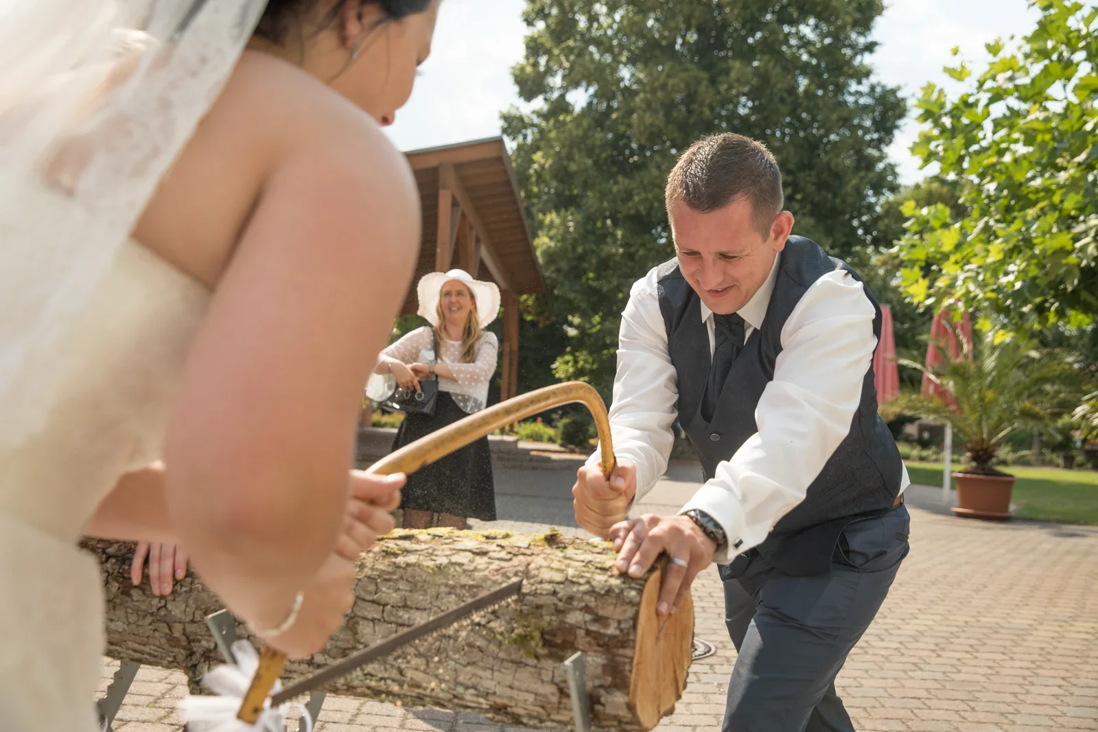 Gemeinsam den Baumstamm zersägen – Hochzeit von Dana und Matthias in Volkenroda und Mühlhausen