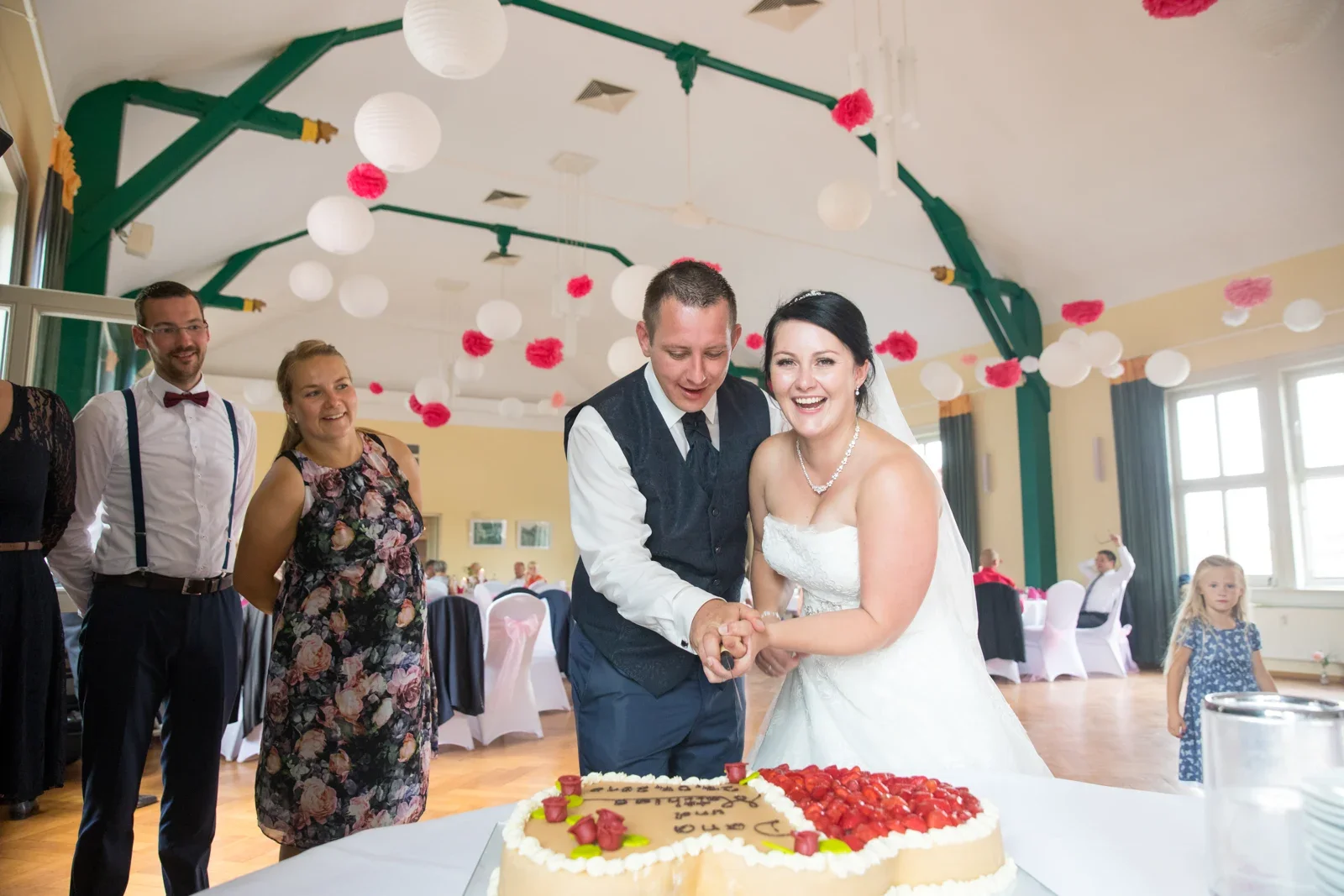 Gemeinsam die Hochzeitstorte anschneiden – Hochzeit von Dana und Matthias in Volkenroda und Mühlhausen