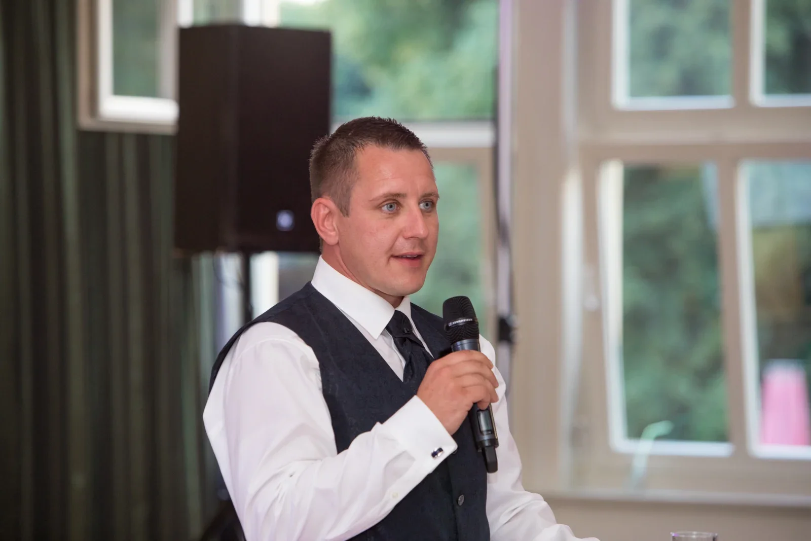 Matthias spricht zu seinen Gästen – Hochzeit von Dana und Matthias in Volkenroda und Mühlhausen