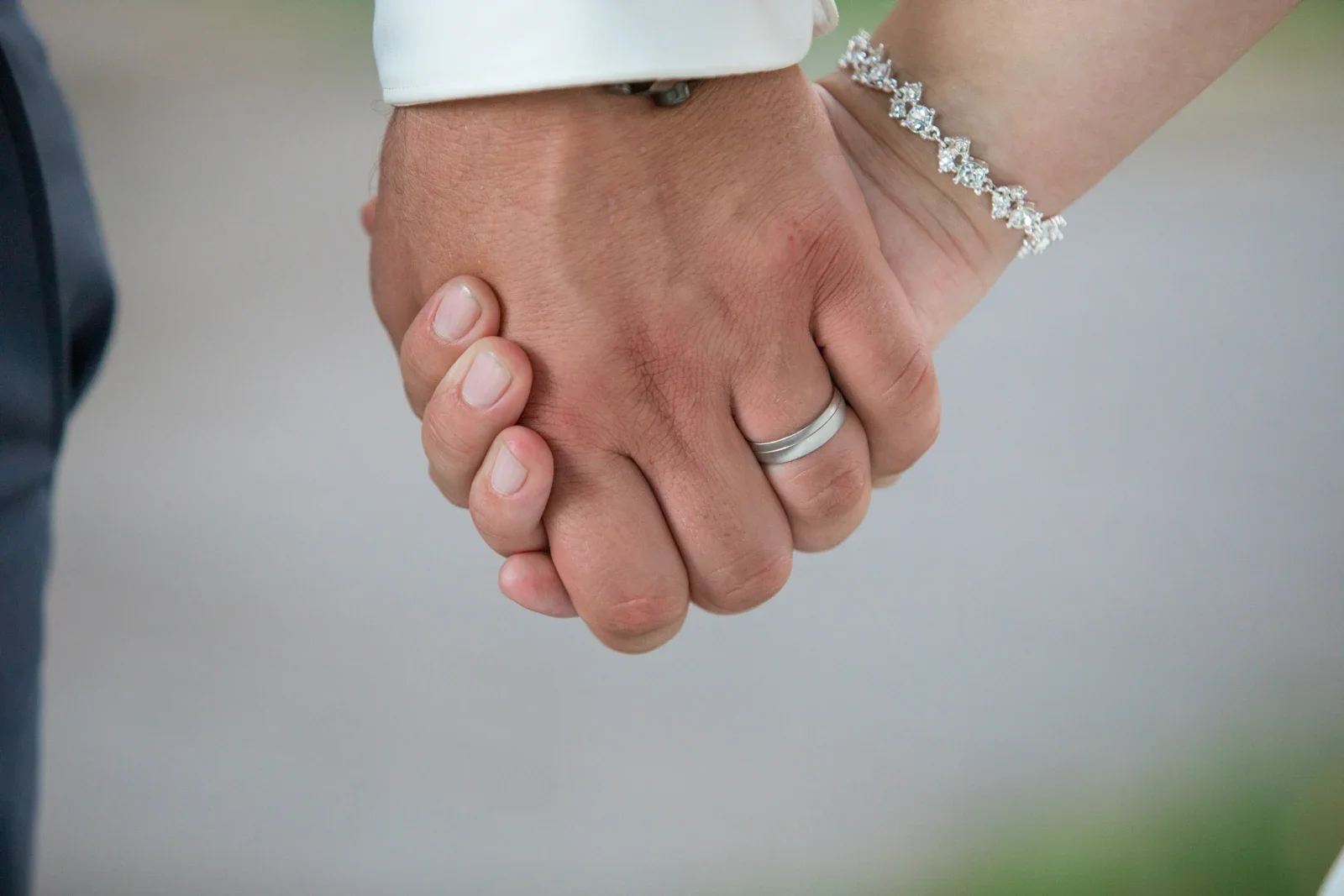 Die Eheringe an den Händen des Brautpaars – Hochzeit von Dana und Matthias in Volkenroda und Mühlhausen
