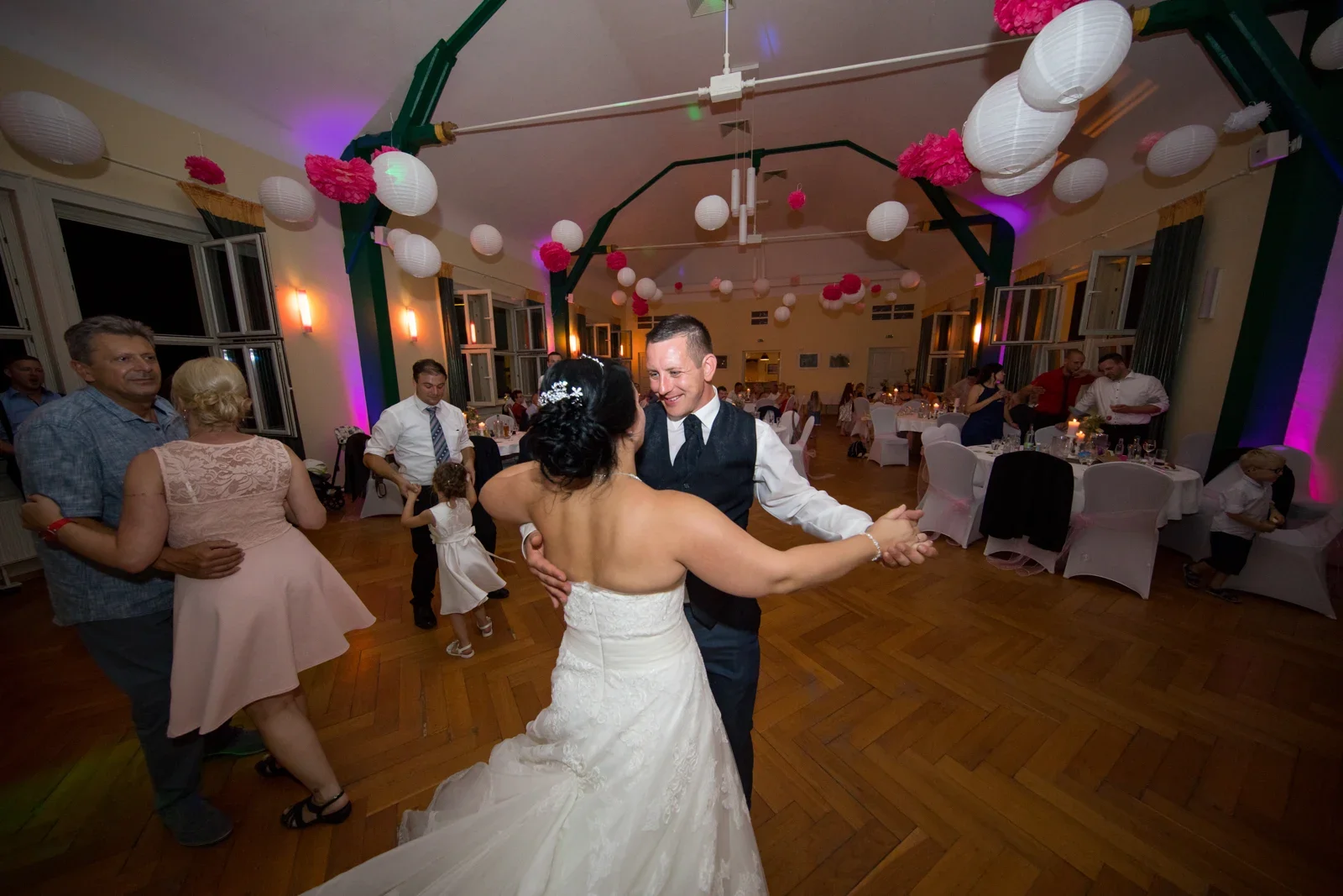 Die Tanzfläche füllt sich – Hochzeit von Dana und Matthias in Volkenroda und Mühlhausen
