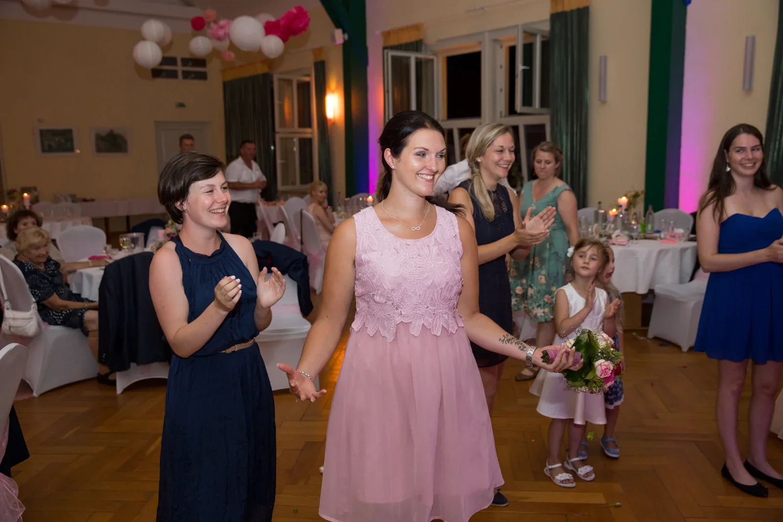 Dana mit ihrem Brautstrauß bei der Feier – Hochzeit von Dana und Matthias in Volkenroda und Mühlhausen