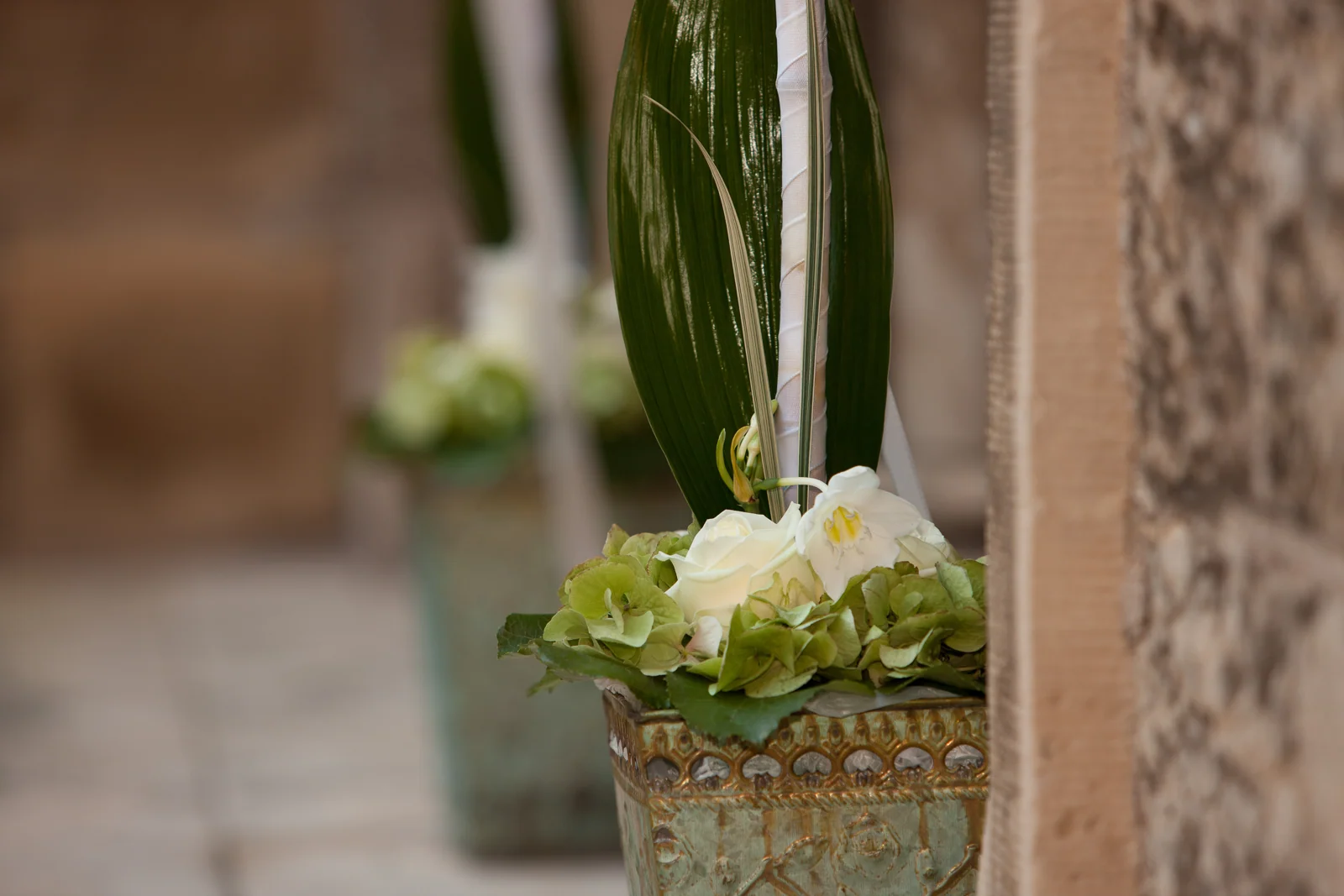 Weiß-grüner Blumenschmuck zur Hochzeit – Hochzeitsreportage von Lars und Anna