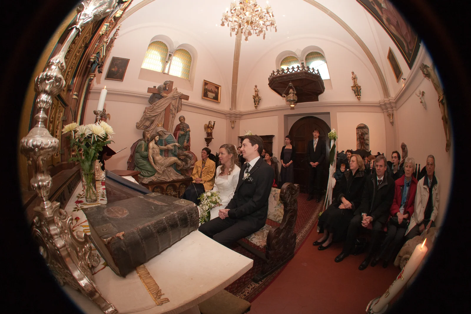 Die Hochzeitsgesellschaft in der kleinen Kirche – Hochzeitsreportage von Lars und Anna
