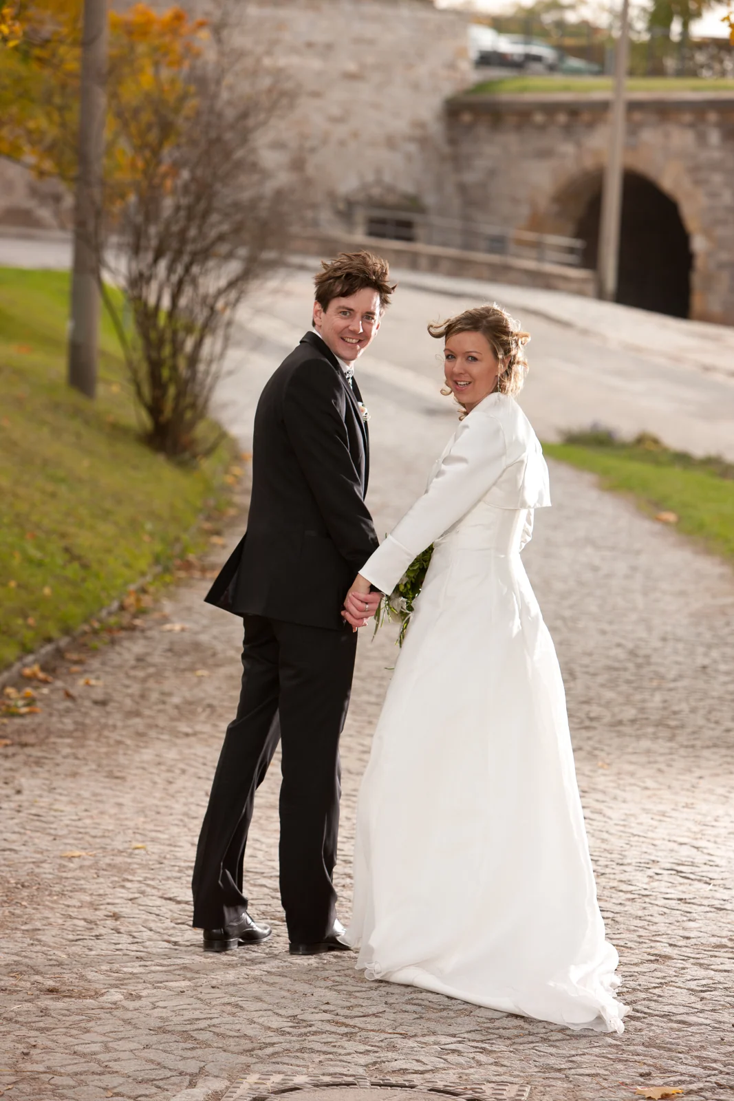 Das Brautpaar auf dem Weg bei der Burg – Hochzeitsreportage von Lars und Anna
