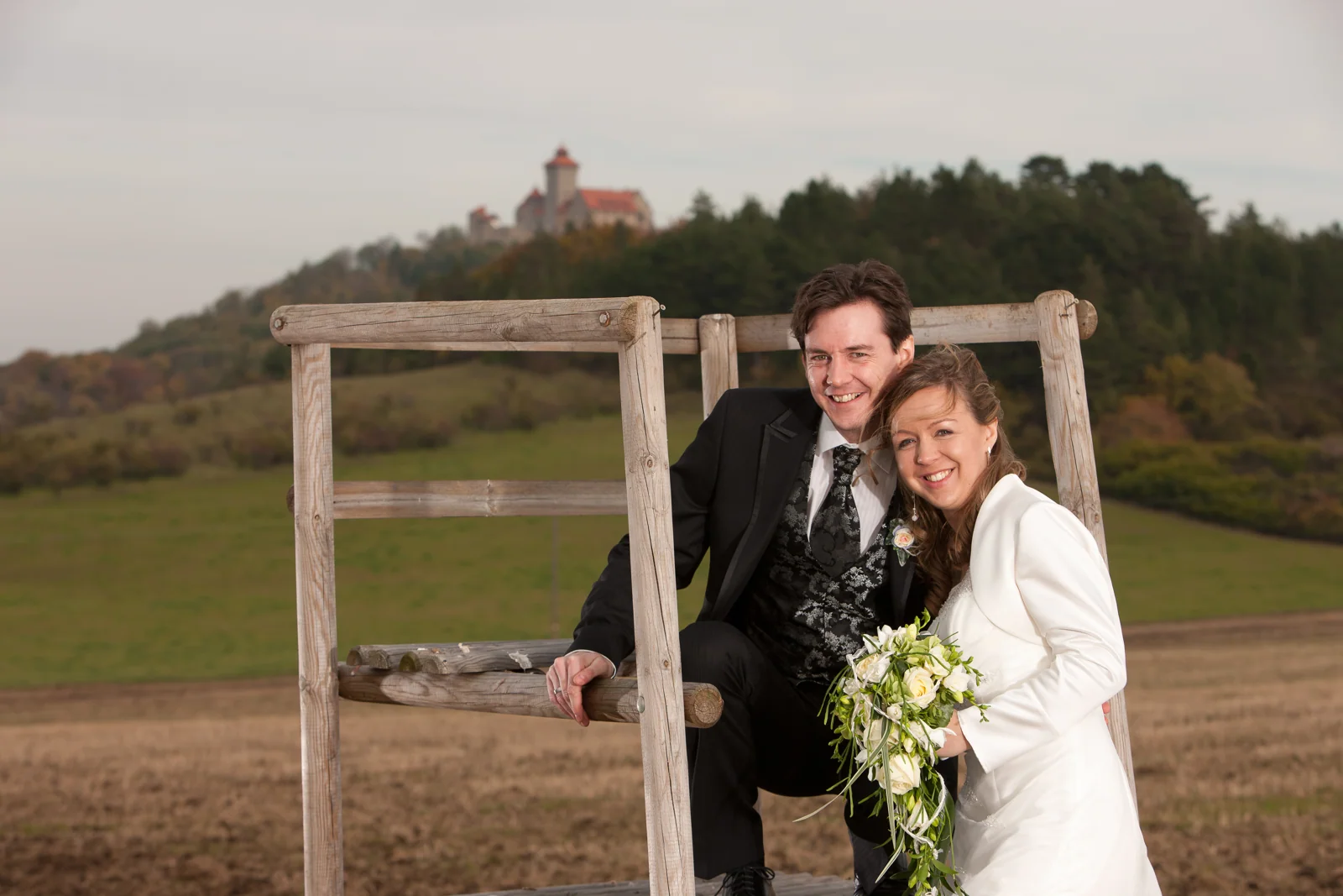 Lars und Anna mit der Wachsenburg im Hintergrund – Hochzeitsreportage von Lars und Anna