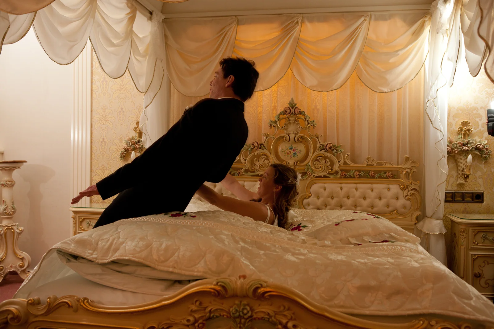Lars mit Schwung bei den Paarbildern im Zimmer – Hochzeitsreportage von Lars und Anna