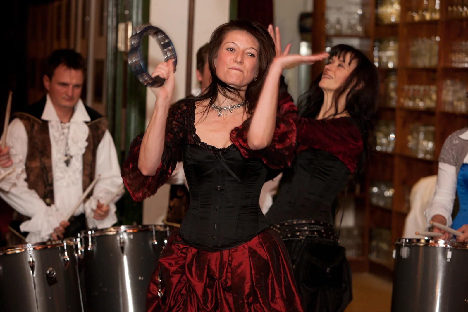 Trommlerin mit Tamburin bei der Party – Hochzeitsreportage von Lars und Anna