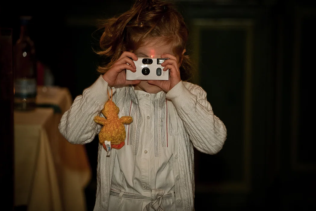 Ein kleiner Fotograf hält die Feier fest – Hochzeitsreportage von Lars und Anna