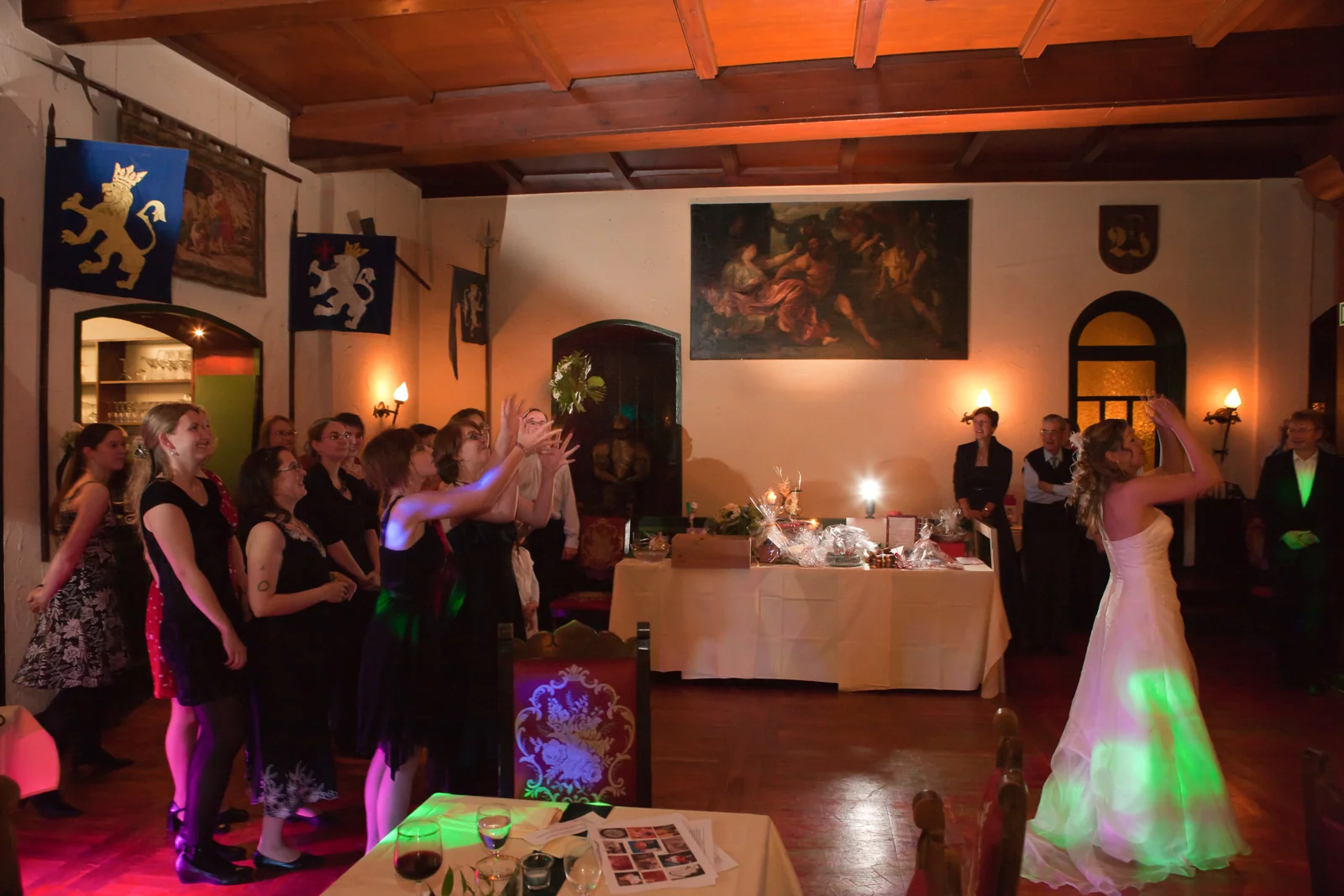 Lars und Anna auf der Tanzfläche im bunten Licht – Hochzeitsreportage von Lars und Anna