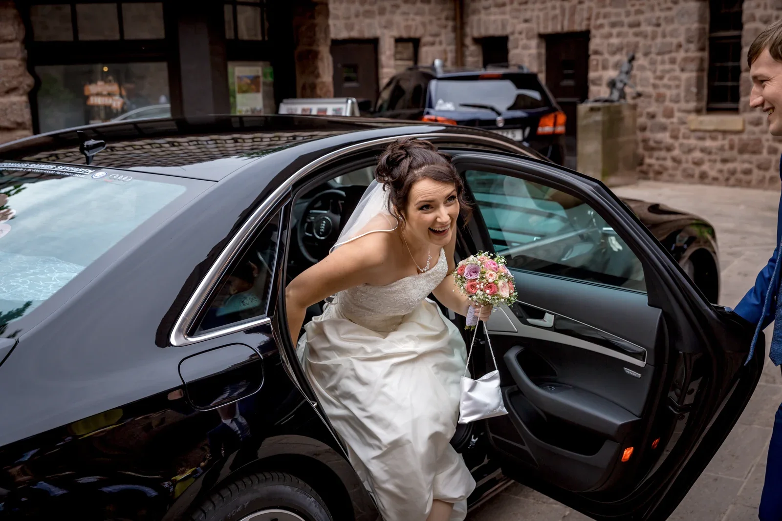 Sabine kommt im Hochzeitsauto an – Hochzeit von Sabine und Robert auf der Wartburg und in Gotha