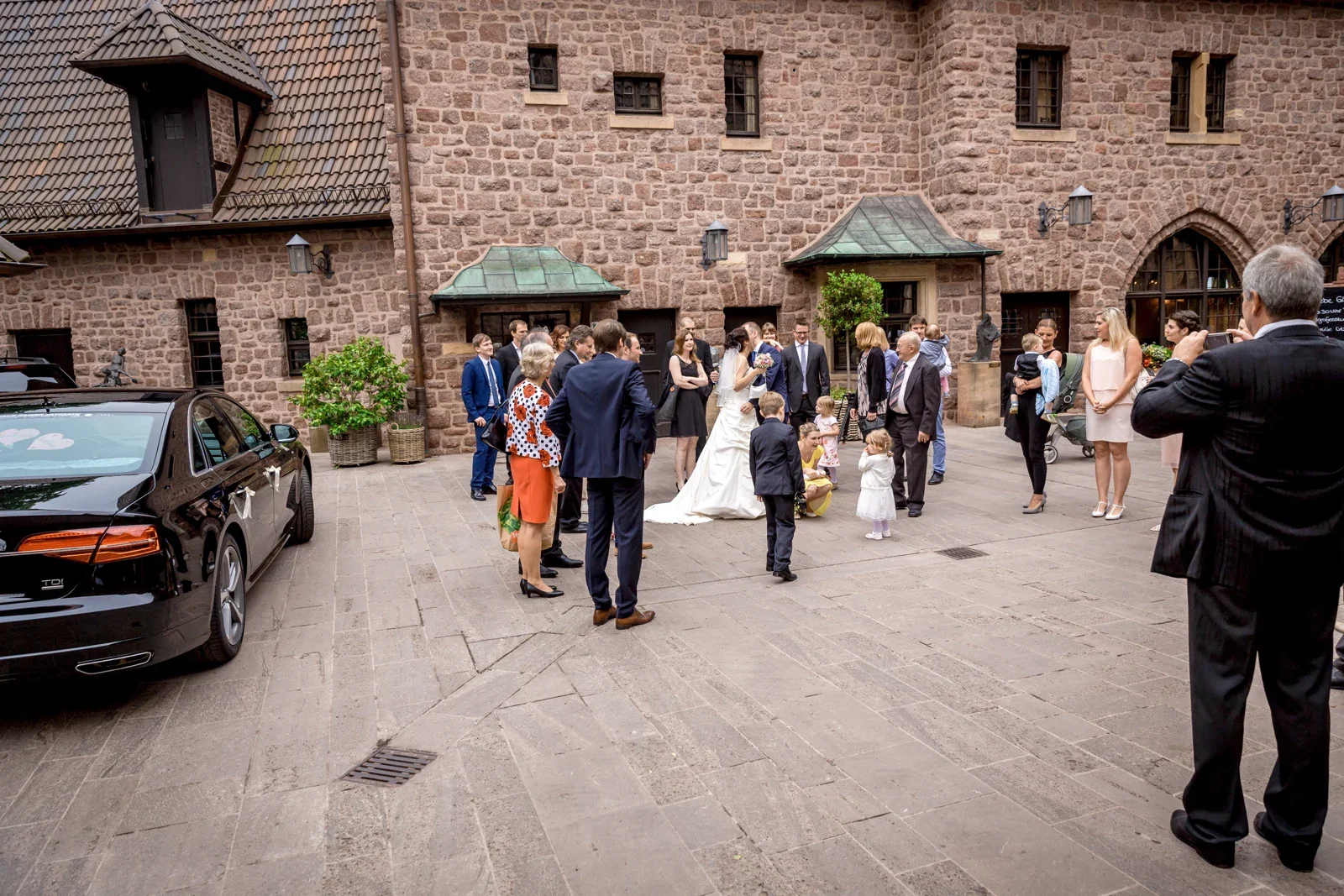 Die Gäste kommen auf der Wartburg zusammen – Hochzeit von Sabine und Robert auf der Wartburg und in Gotha