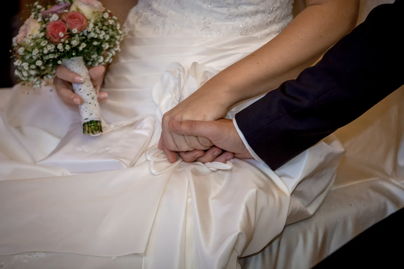 Hand in Hand während der Zeremonie – Hochzeit von Sabine und Robert auf der Wartburg und in Gotha