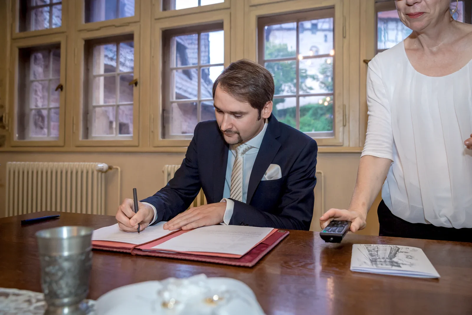 Robert unterschreibt – Hochzeit von Sabine und Robert auf der Wartburg und in Gotha