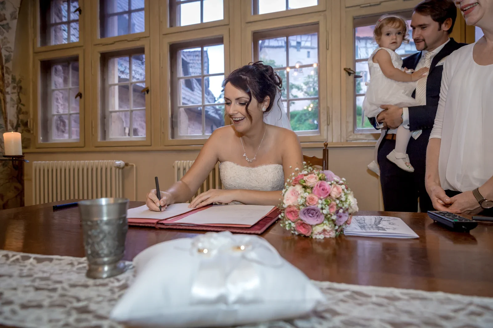 Sabine unterschreibt – Hochzeit von Sabine und Robert auf der Wartburg und in Gotha
