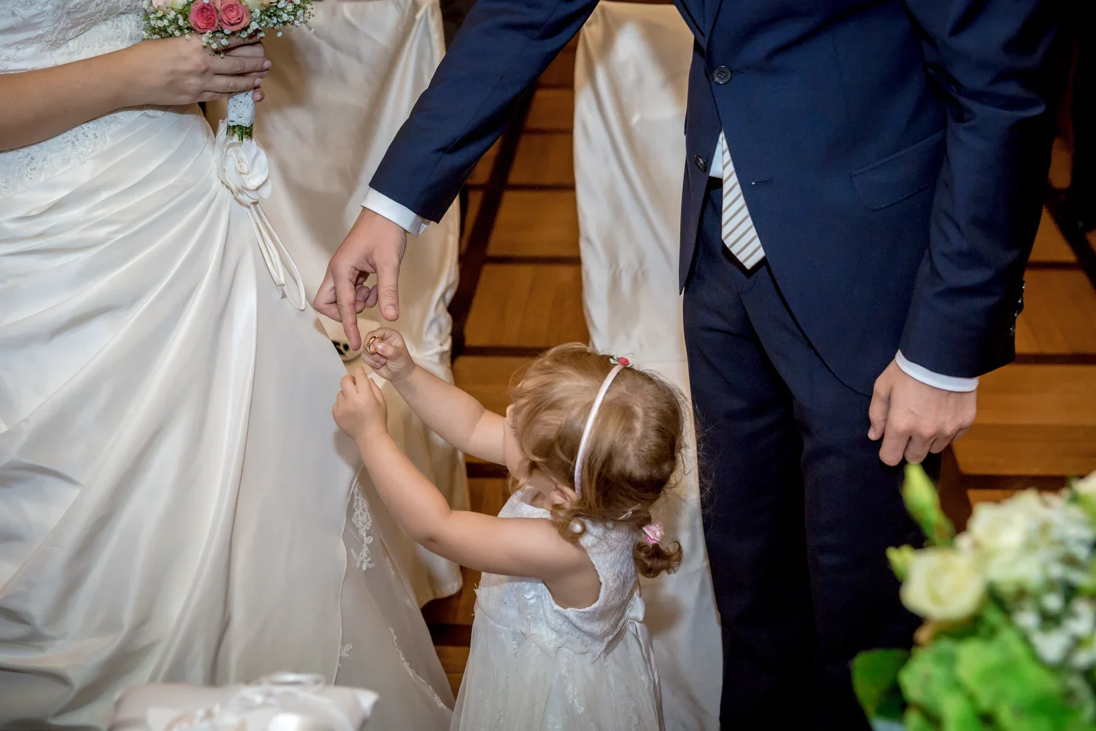 Die Ringe werden zum Brautpaar gebracht – Hochzeit von Sabine und Robert auf der Wartburg und in Gotha