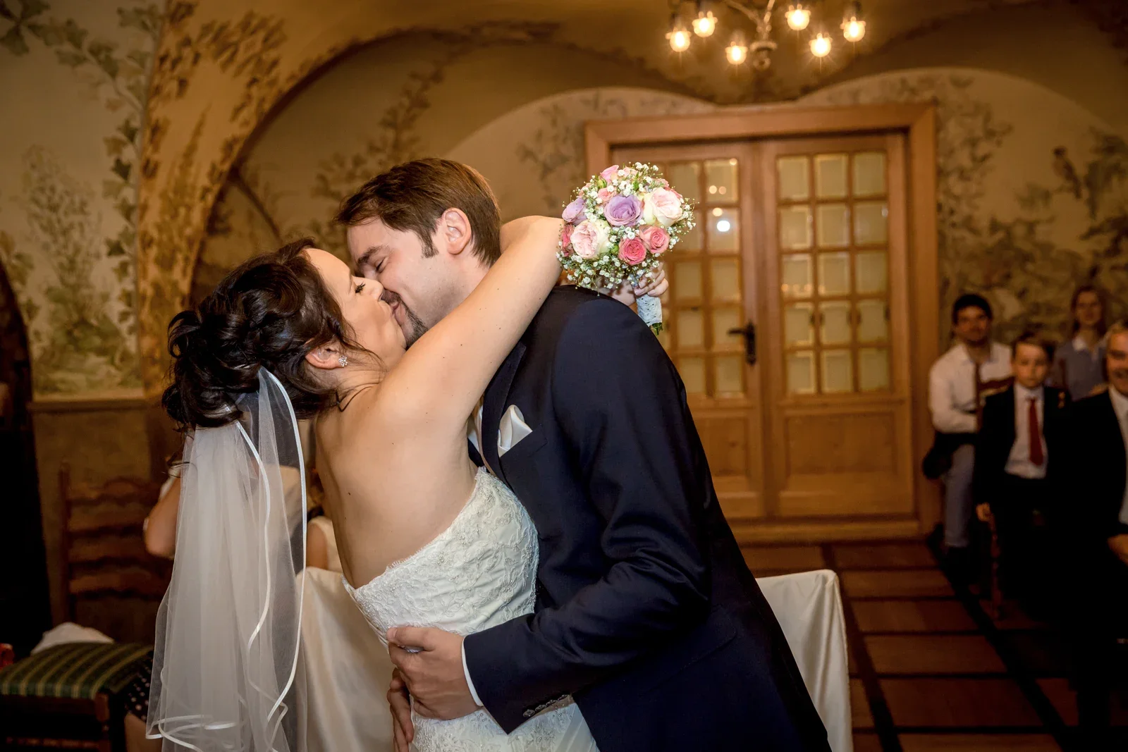 Der Kuss nach dem Ja-Wort – Hochzeit von Sabine und Robert auf der Wartburg und in Gotha