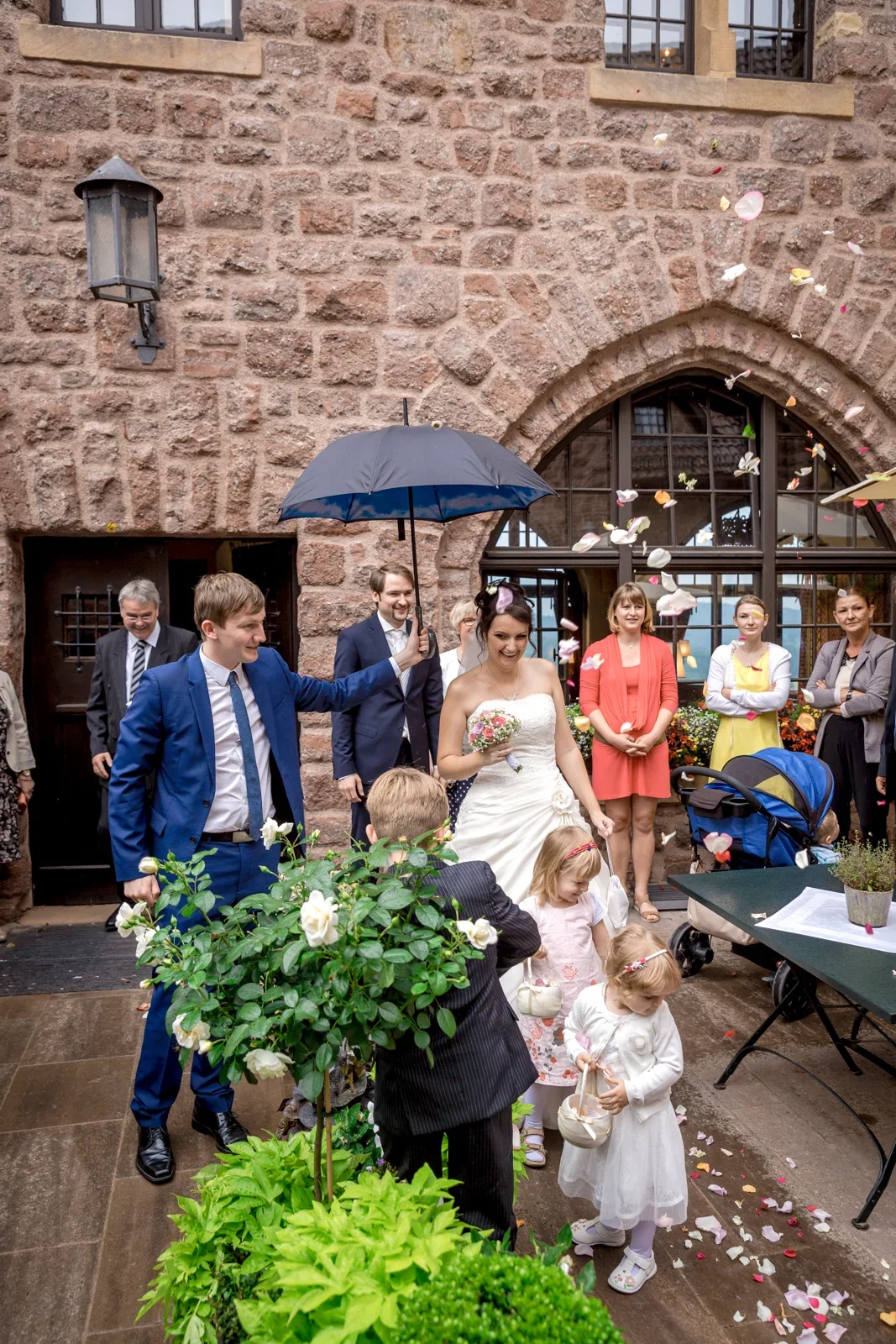 Nach der Trauung zurück im Burghof – Hochzeit von Sabine und Robert auf der Wartburg und in Gotha