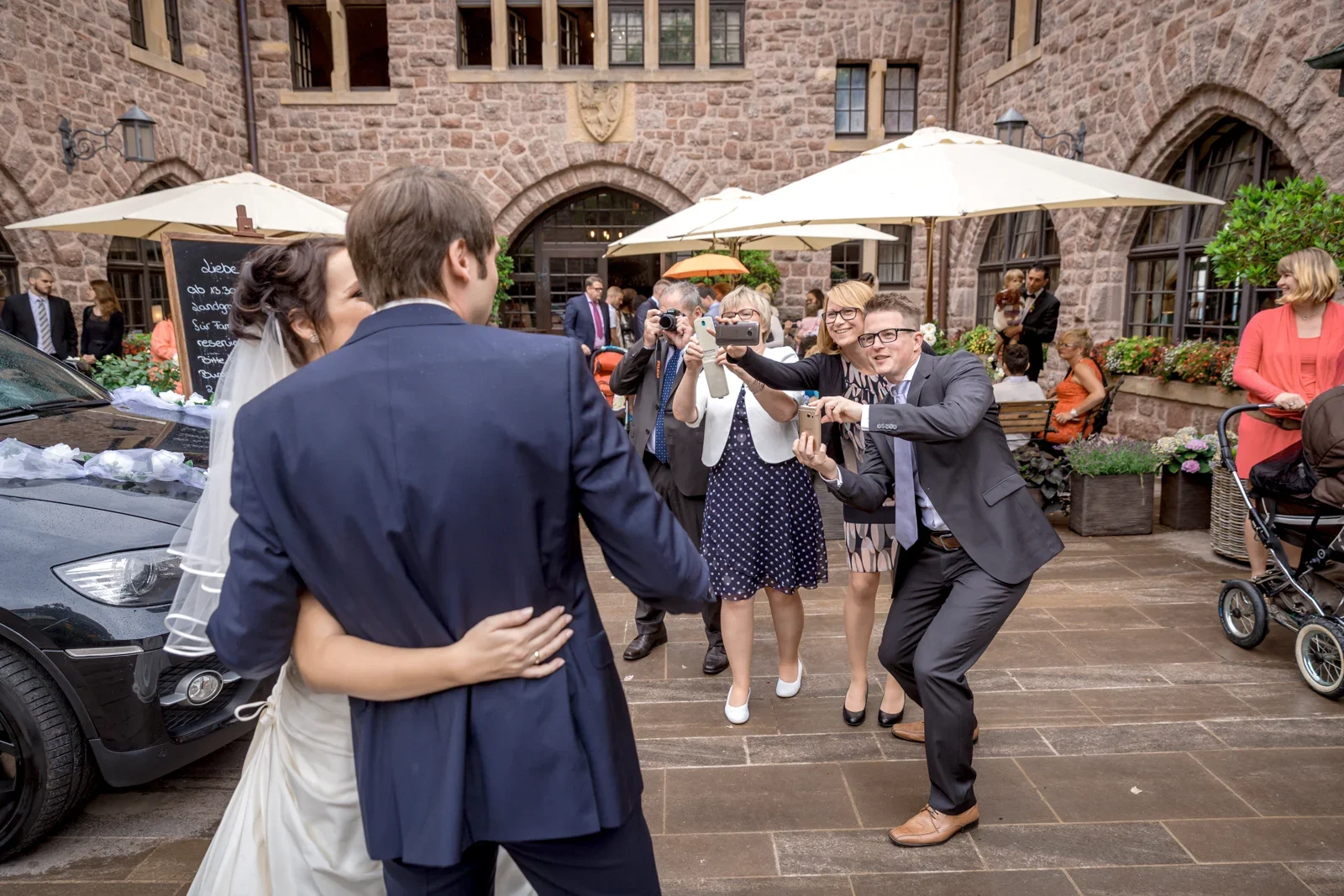 Die Gäste halten den Moment im Bild fest – Hochzeit von Sabine und Robert auf der Wartburg und in Gotha