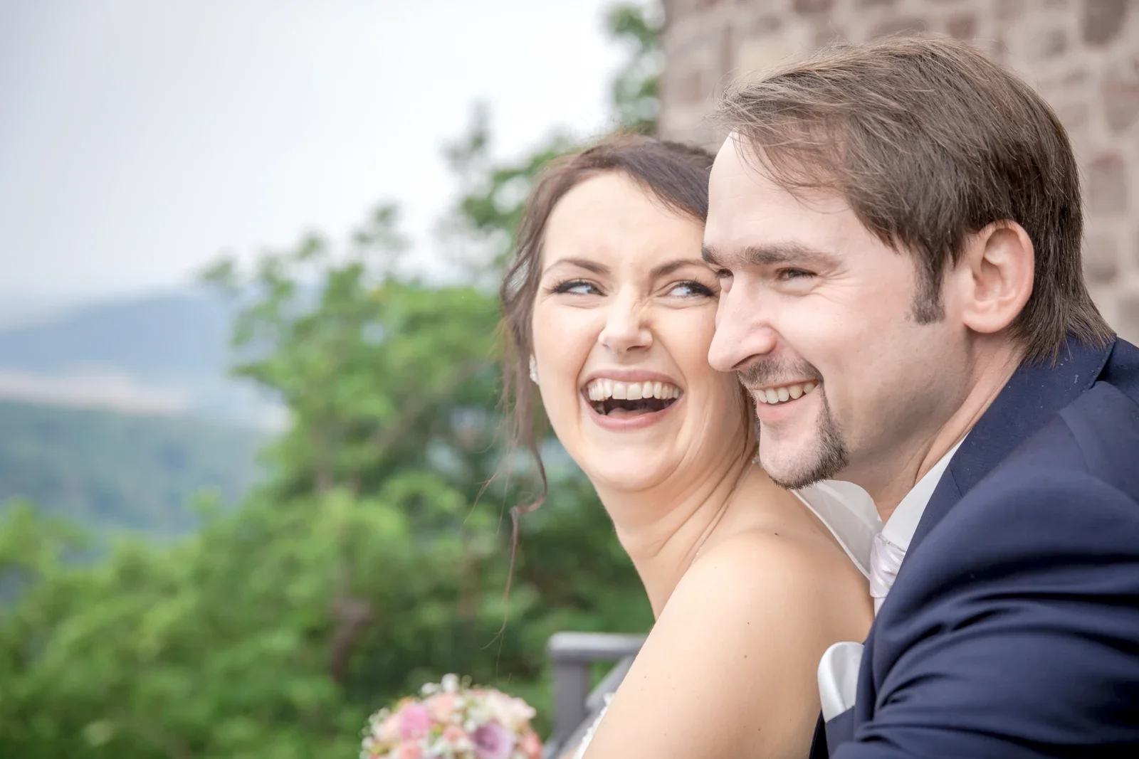 Sabine und Robert lachen beim Paarshooting – Hochzeit von Sabine und Robert auf der Wartburg und in Gotha