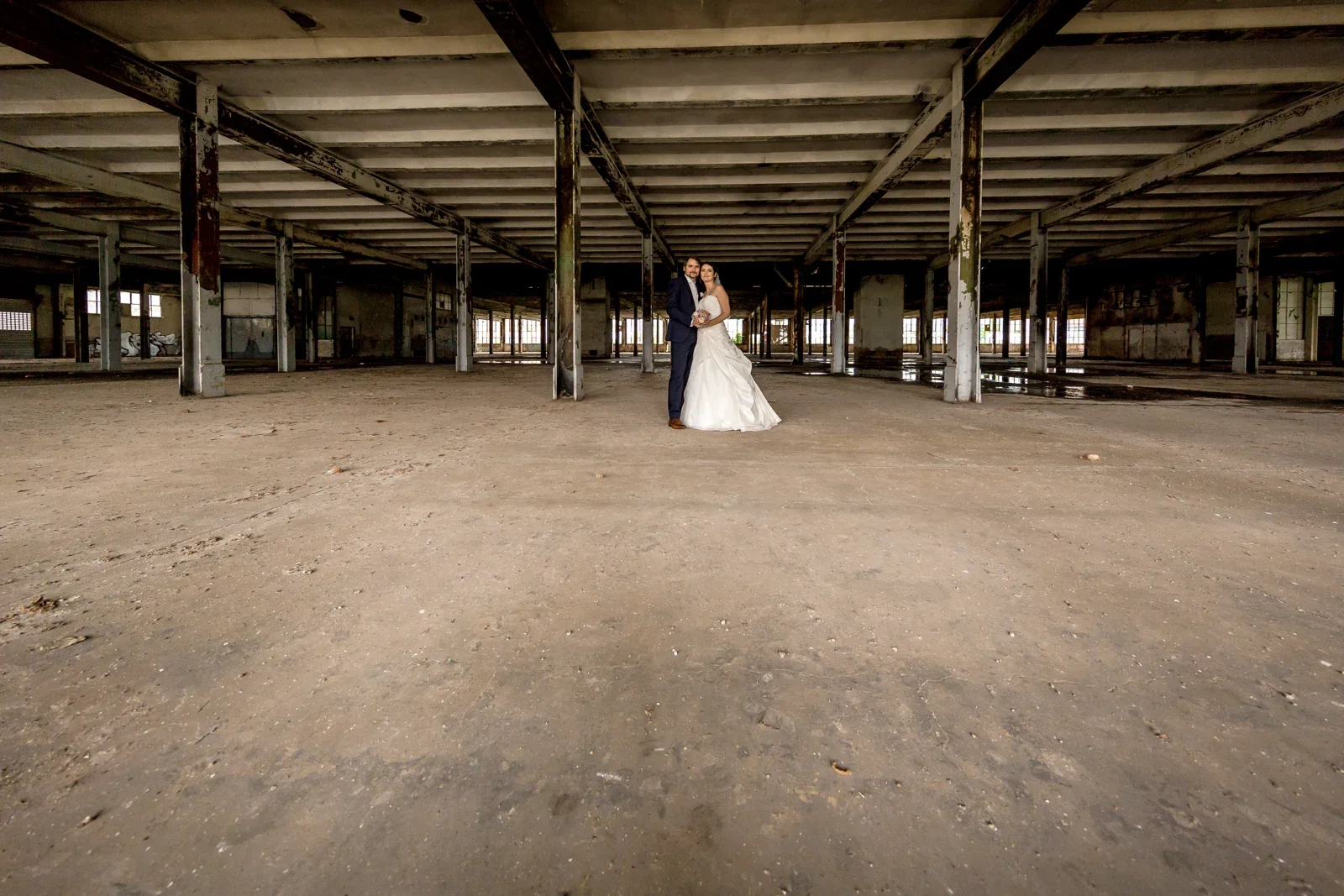 Sabine und Robert in der weiten Fabrikhalle – Hochzeit von Sabine und Robert auf der Wartburg und in Gotha