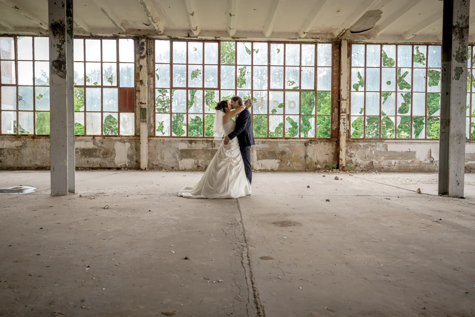 Paarbilder zwischen den alten Fensterfronten – Hochzeit von Sabine und Robert auf der Wartburg und in Gotha
