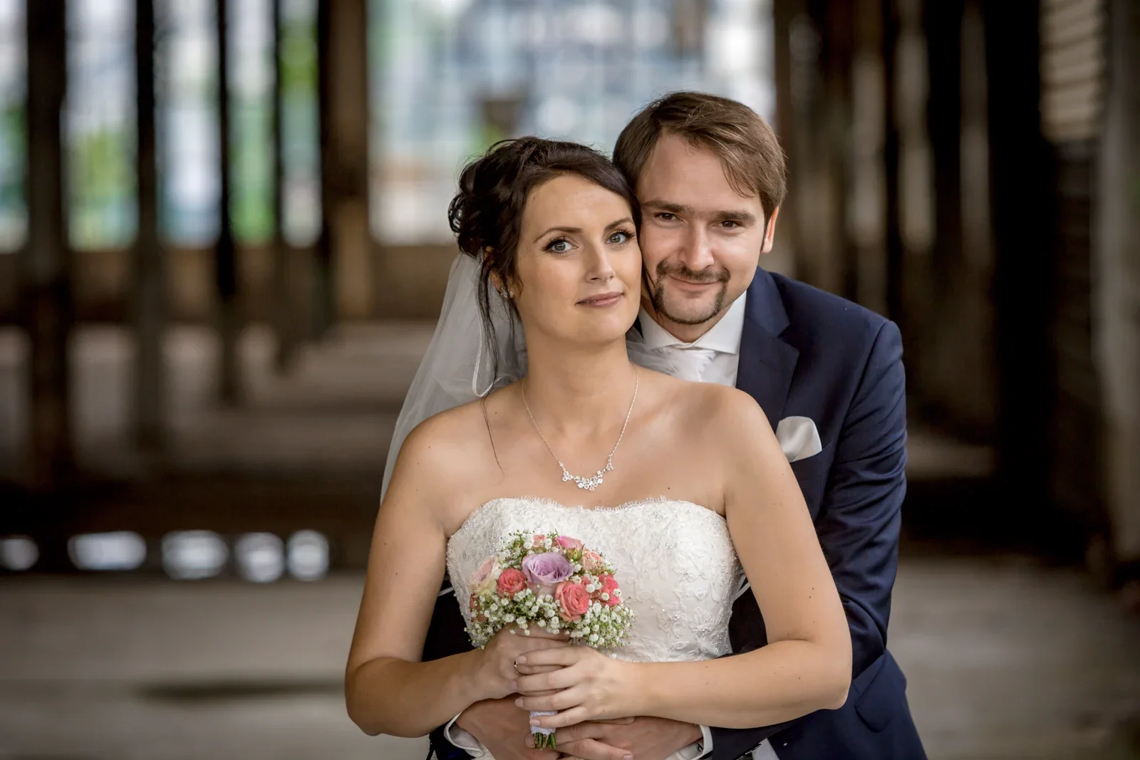 Nah beieinander beim Lost-Place-Shooting – Hochzeit von Sabine und Robert auf der Wartburg und in Gotha